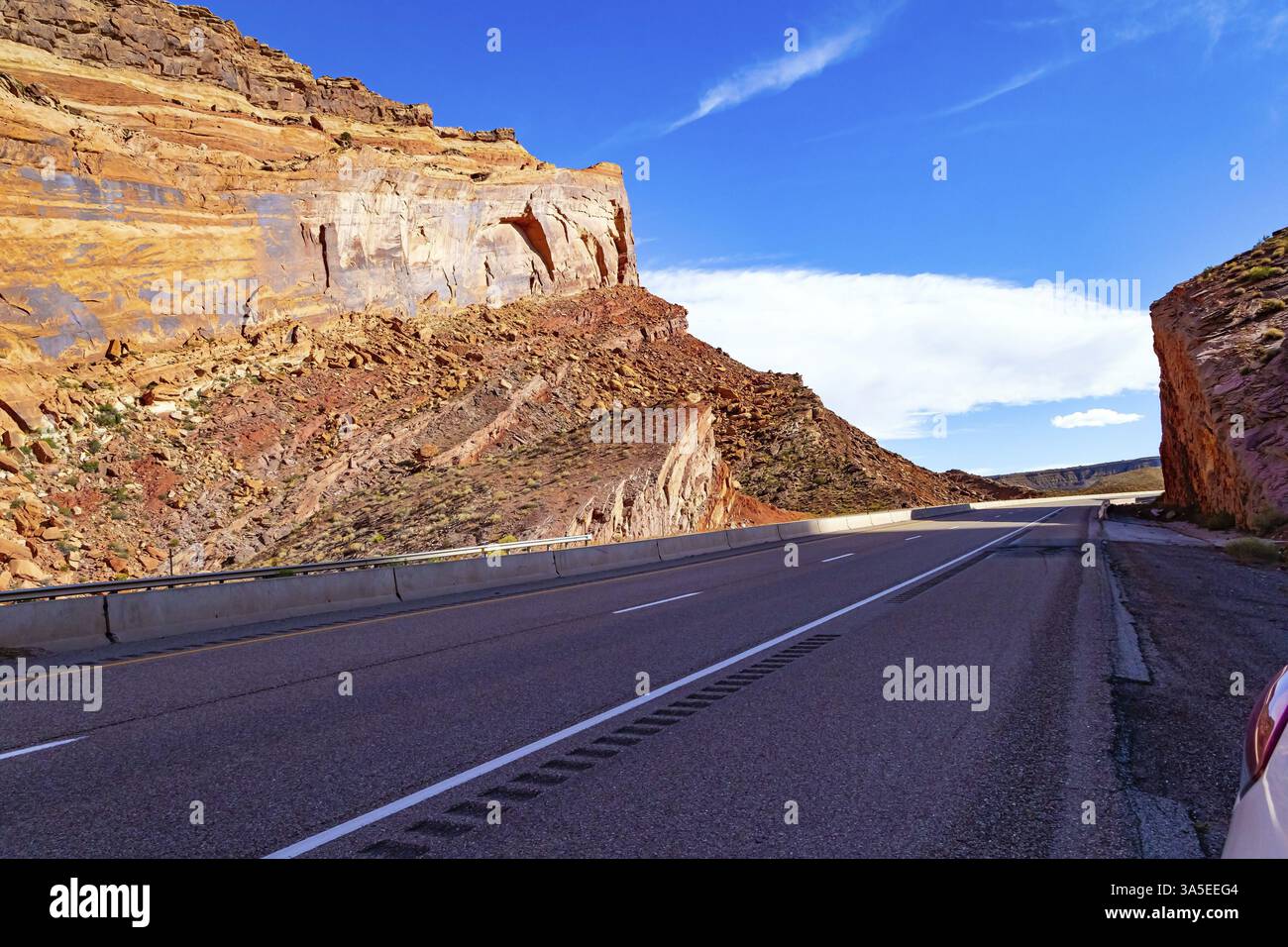 I maestosi paesaggi rosso-marrone sono intersecati da stretti canyon multicolori. L'autostrada asfaltata si snoda tra le pittoresche creste della S Foto Stock