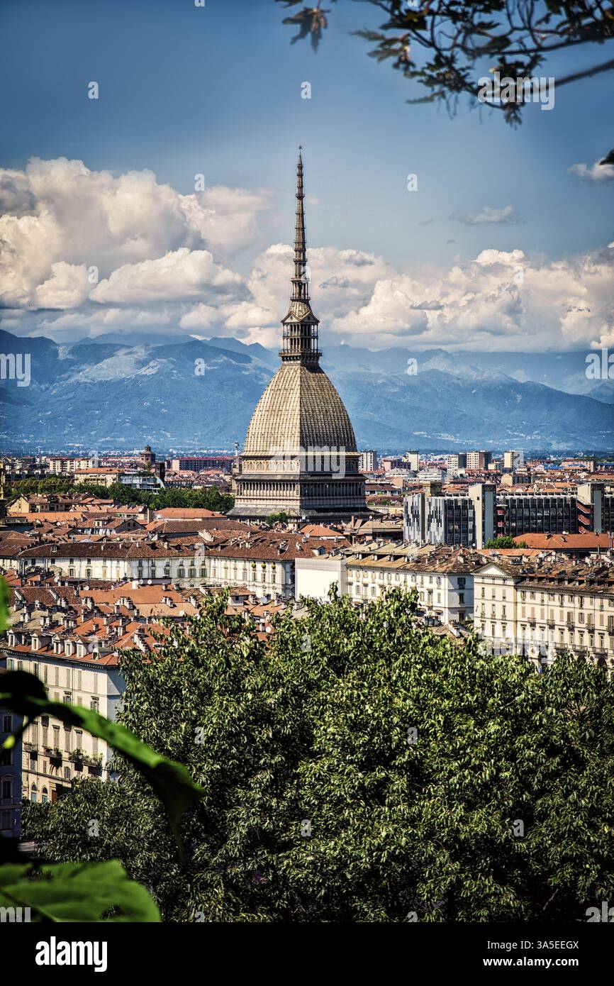 Vista panoramica del centro di Torino in Italia, in una giornata di sole, con la Mole Antonelliana e le Alpi in background Foto Stock