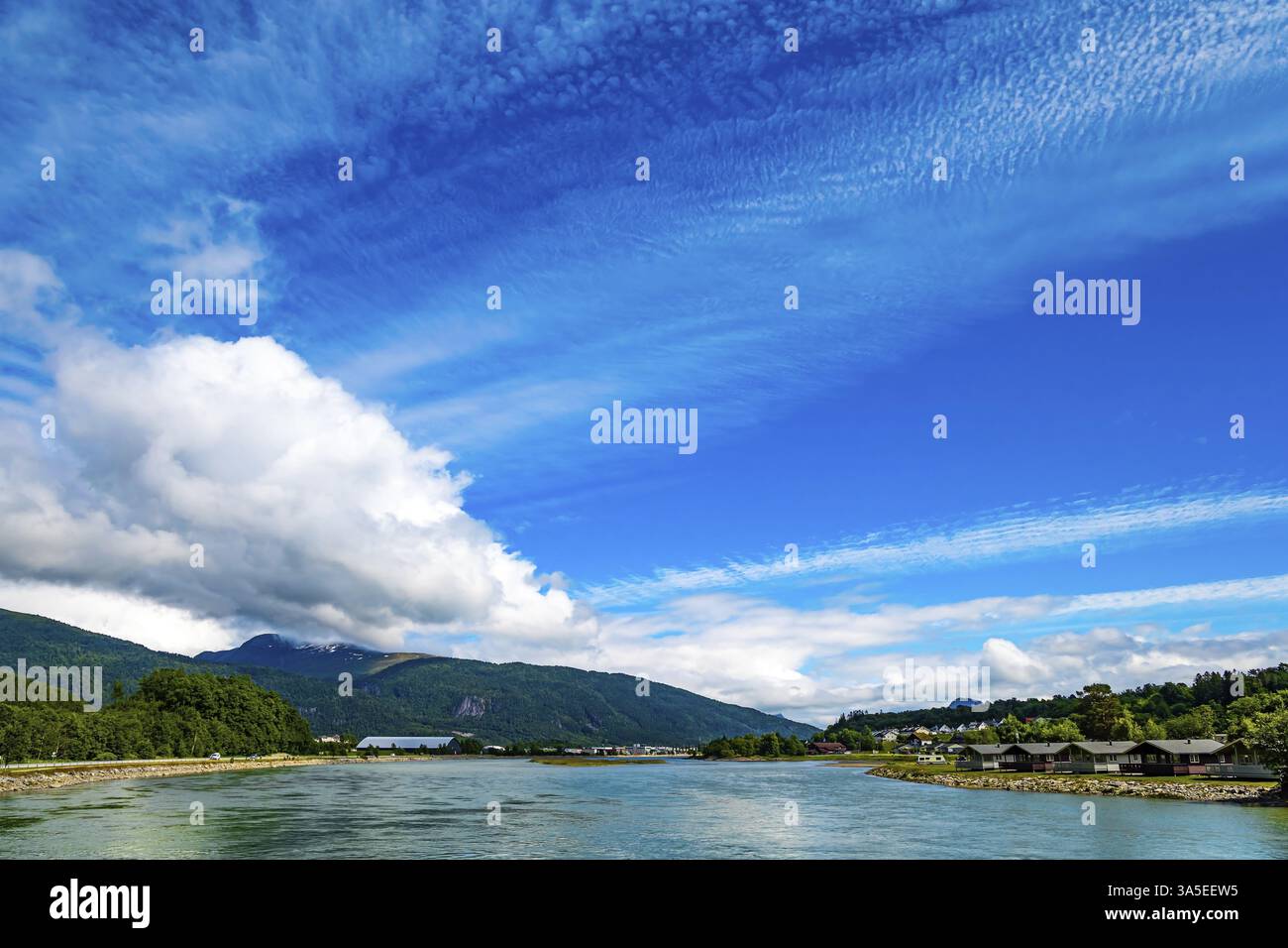 Lago enorme e incantevole circondato da pittoresche colline rotonde. Splendida vista verde fresca. Bel tempo soleggiato in Norvegia. Viaggiate nella favolosa Scandinavi Foto Stock
