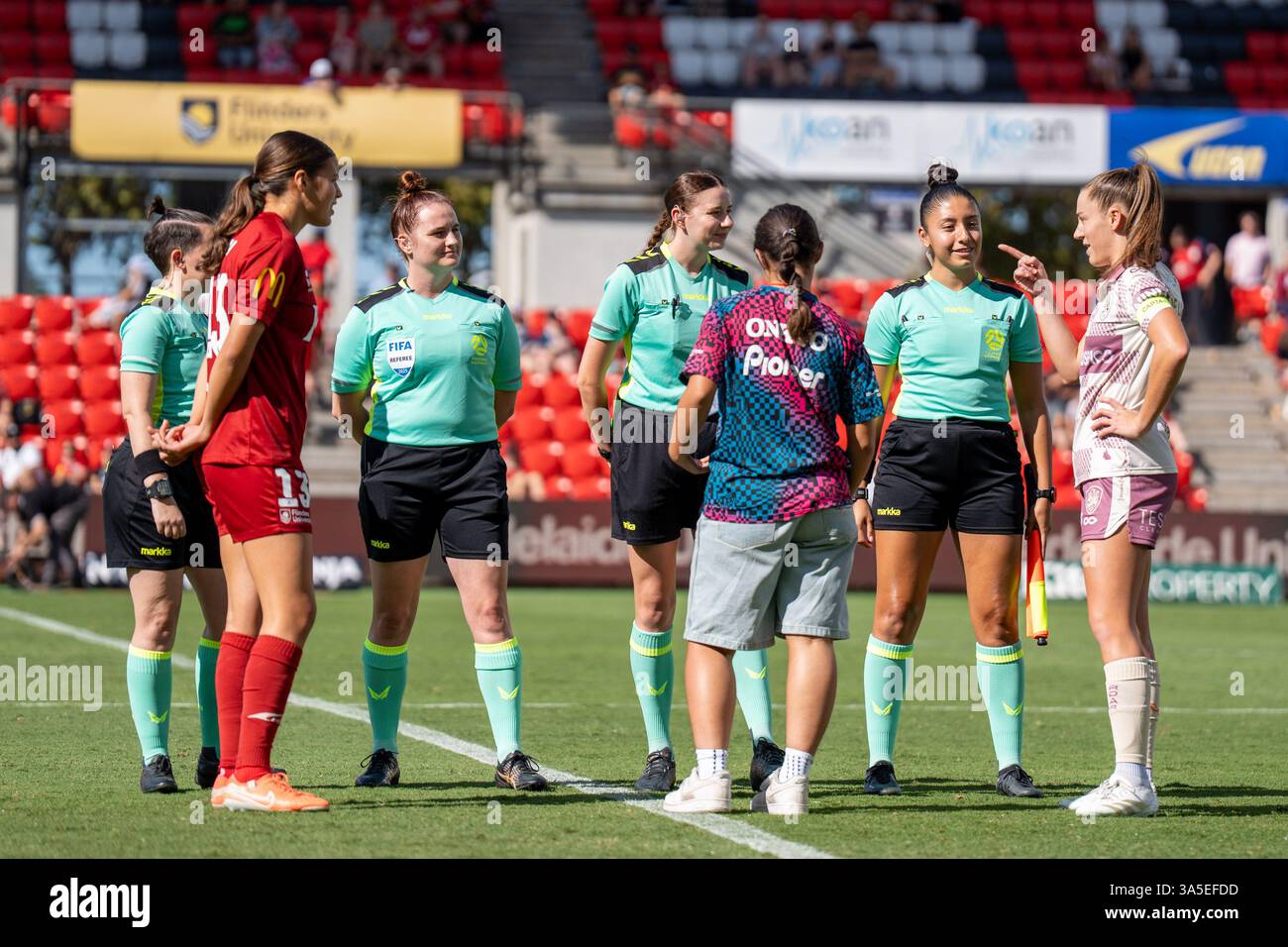 Adelaide, Australia. 23 marzo 2025. Adelaide, Australia, 23 marzo 2025: I capitani Ella Tonkin (13 Adelaide United) e Deborah-Anne De la Harpe (3 Brisbane Roar) lanciano la moneta durante la partita femminile Ninja A-League tra Adelaide United e Brisbane Roar al Coopers Stadium di Adelaide, Australia. (NOE Llamas/SPP) credito: SPP Sport Press Photo. /Alamy Live News Foto Stock