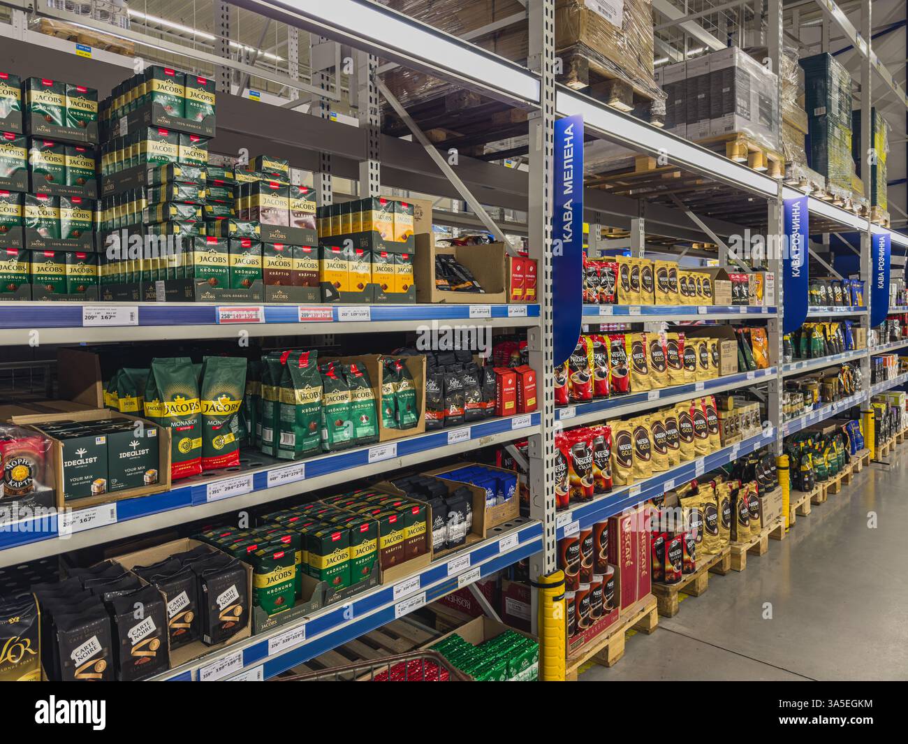 Leopoli Ucraina 27.01.25 file di prodotti e marchi di caffè ordinati riempiono il corridoio della spesa. Gli acquirenti possono esplorare un'ampia selezione di tipi di caffè Foto Stock