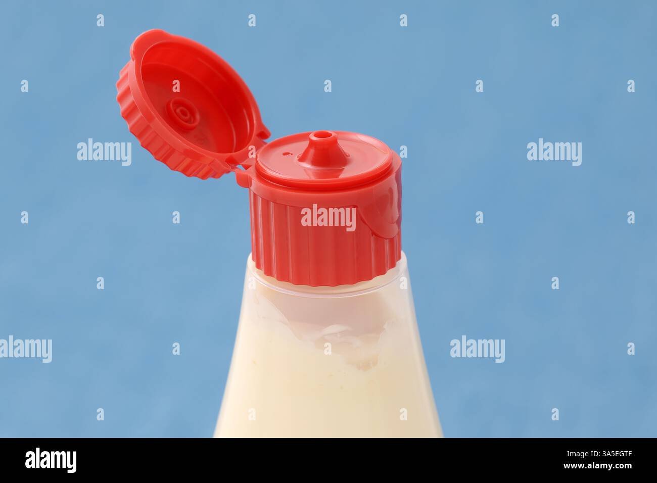 primo piano del flacone di maionese in plastica sullo sfondo del tavolo Foto Stock