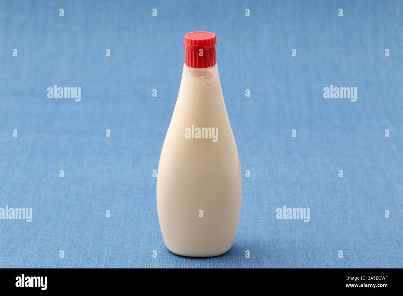 primo piano del flacone di maionese in plastica sullo sfondo del tavolo Foto Stock