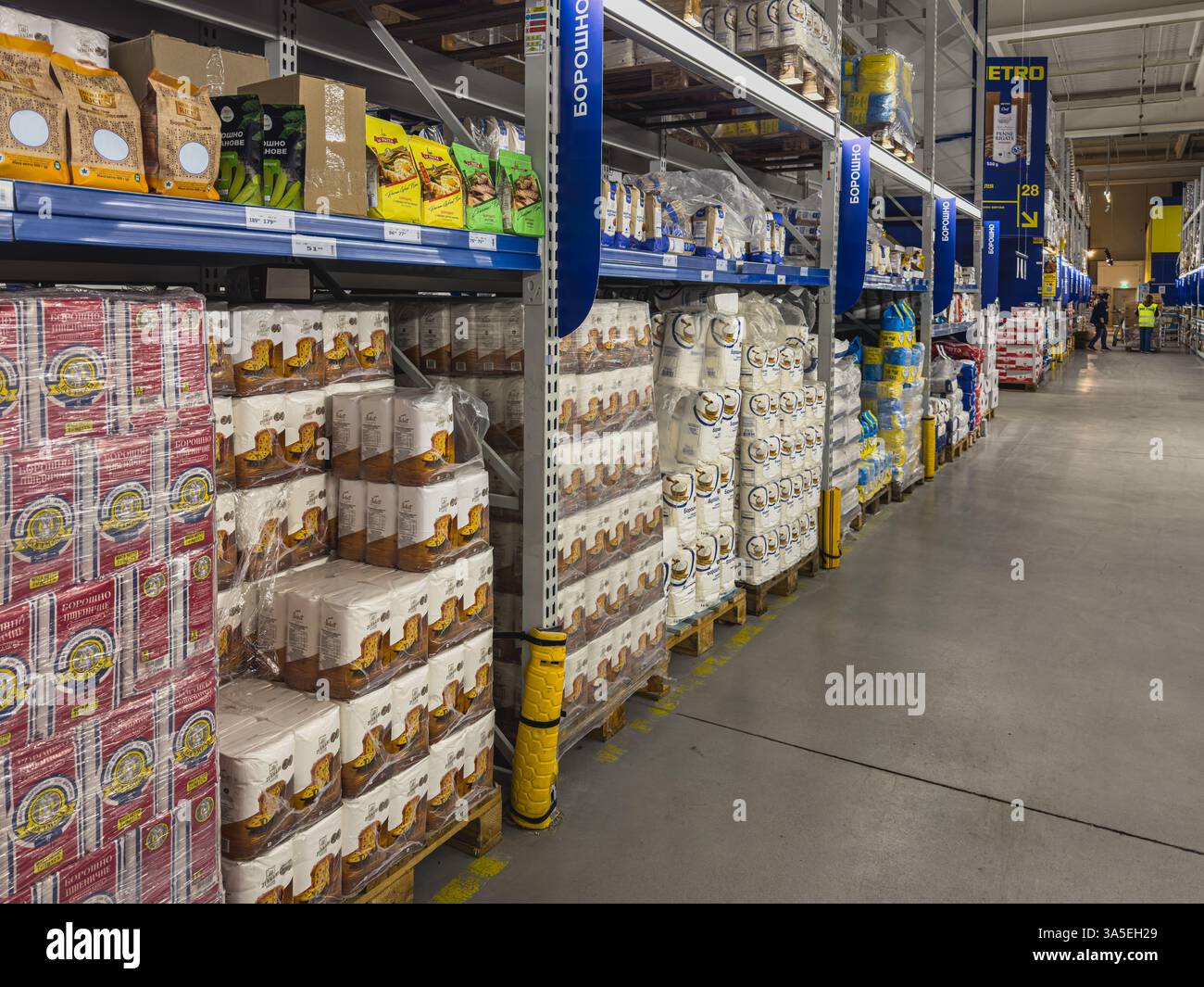 Leopoli Ucraina 27.01.25 scaffali sono riforniti con diversi tipi di farina, zucchero e prodotti da forno in un negozio di alimentari. La corsia è ben organizzata, con Foto Stock