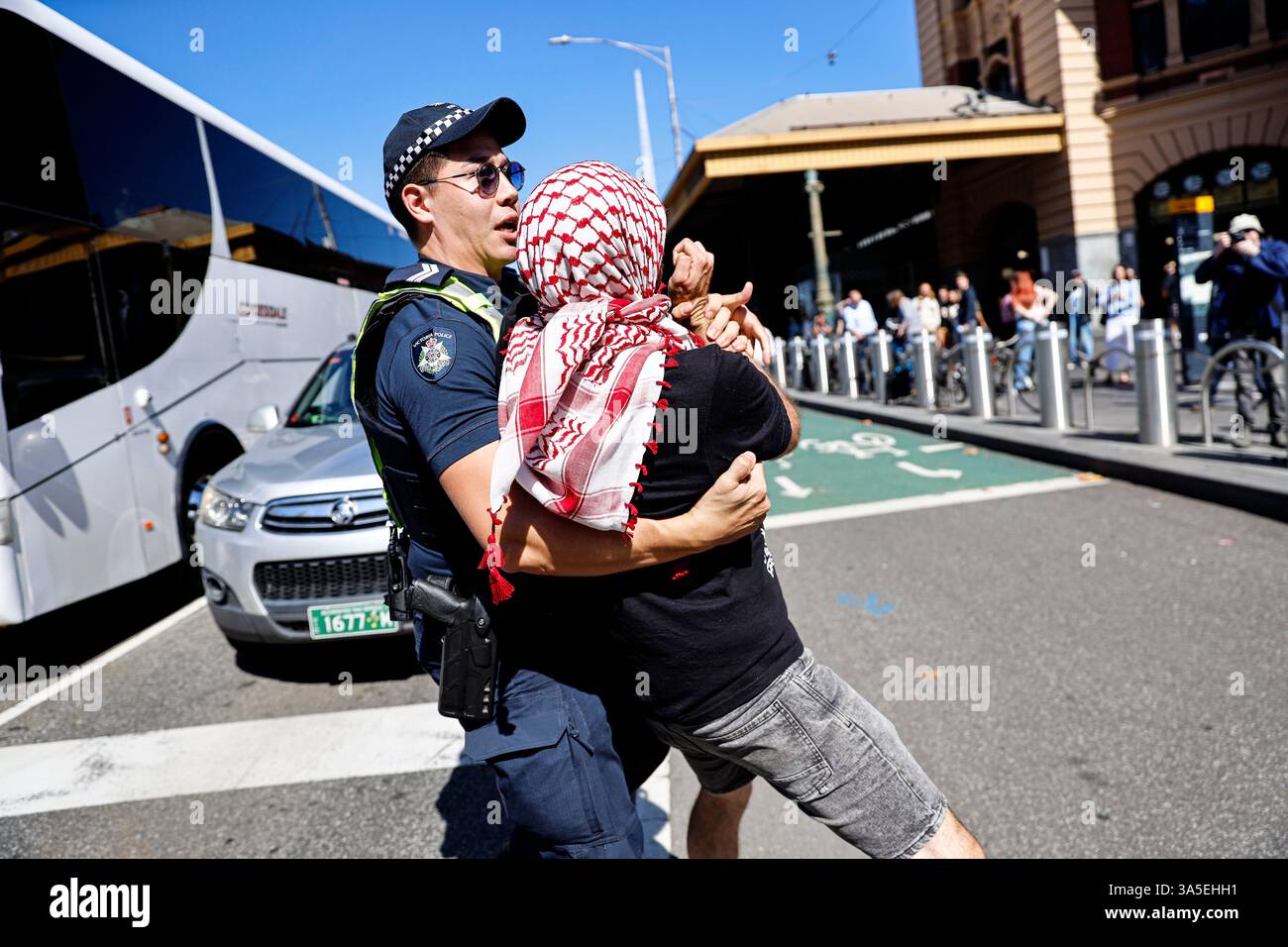 La polizia Victoria tenta di fermare i manifestanti durante la manifestazione. Il raduno nel CBD di Melbourne ha riunito i partecipanti chiedendo giustizia e solidarietà con il popolo palestinese, evidenziando il conflitto e l'occupazione in corso. I manifestanti hanno marciato con bandiere e bandiere, chiedendo la fine della violenza e sollecitando il sostegno internazionale ai diritti palestinesi. Questa protesta fa parte di un movimento più ampio che sostiene il riconoscimento delle lotte palestinesi contro l'occupazione e l'oppressione israeliana. Negli ultimi aggiornamenti, il conflitto tra Israele e Palestina si è intensificato, portando a un maggior numero di V Foto Stock