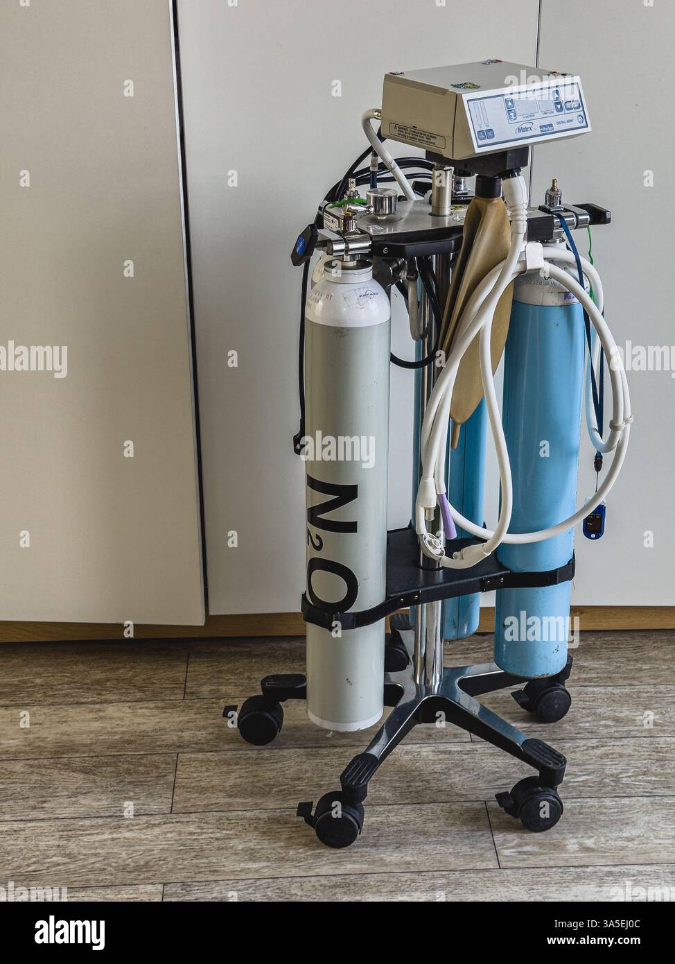 Leopoli Ucraina 10.02.25 Un sistema di erogazione di gas medicale è posizionato in una struttura sanitaria. È dotato di serbatoi multipli per ossigeno e protossido di azoto, r Foto Stock
