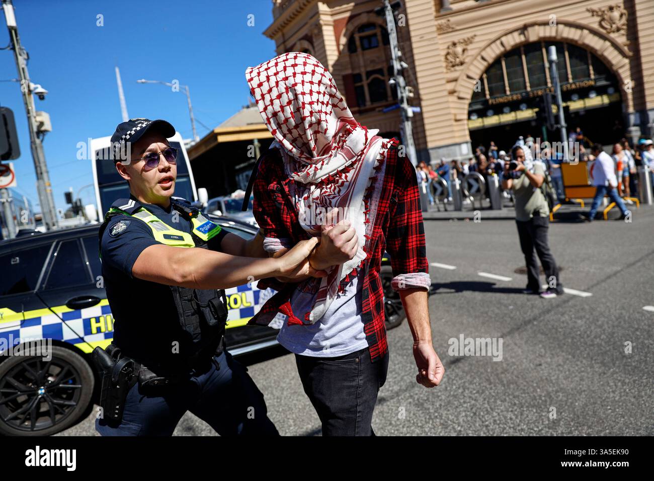 La polizia Victoria tenta di fermare i manifestanti durante la manifestazione. Il raduno nel CBD di Melbourne ha riunito i partecipanti chiedendo giustizia e solidarietà con il popolo palestinese, evidenziando il conflitto e l'occupazione in corso. I manifestanti hanno marciato con bandiere e bandiere, chiedendo la fine della violenza e sollecitando il sostegno internazionale ai diritti palestinesi. Questa protesta fa parte di un movimento più ampio che sostiene il riconoscimento delle lotte palestinesi contro l'occupazione e l'oppressione israeliana. Negli ultimi aggiornamenti, il conflitto tra Israele e Palestina si è intensificato, portando a un maggior numero di V Foto Stock