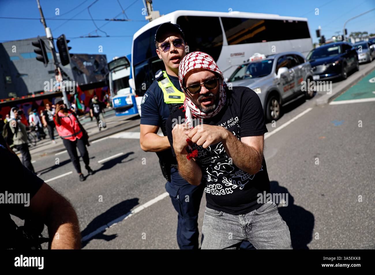 La polizia Victoria tenta di fermare i manifestanti durante la manifestazione. Il raduno nel CBD di Melbourne ha riunito i partecipanti chiedendo giustizia e solidarietà con il popolo palestinese, evidenziando il conflitto e l'occupazione in corso. I manifestanti hanno marciato con bandiere e bandiere, chiedendo la fine della violenza e sollecitando il sostegno internazionale ai diritti palestinesi. Questa protesta fa parte di un movimento più ampio che sostiene il riconoscimento delle lotte palestinesi contro l'occupazione e l'oppressione israeliana. Negli ultimi aggiornamenti, il conflitto tra Israele e Palestina si è intensificato, portando a un maggior numero di V Foto Stock