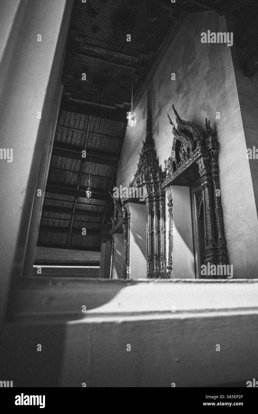 Vista dettagliata della struttura ornata del tempio in un gioco di luci e ombre, Bangkok, Thailandia, Asia Foto Stock