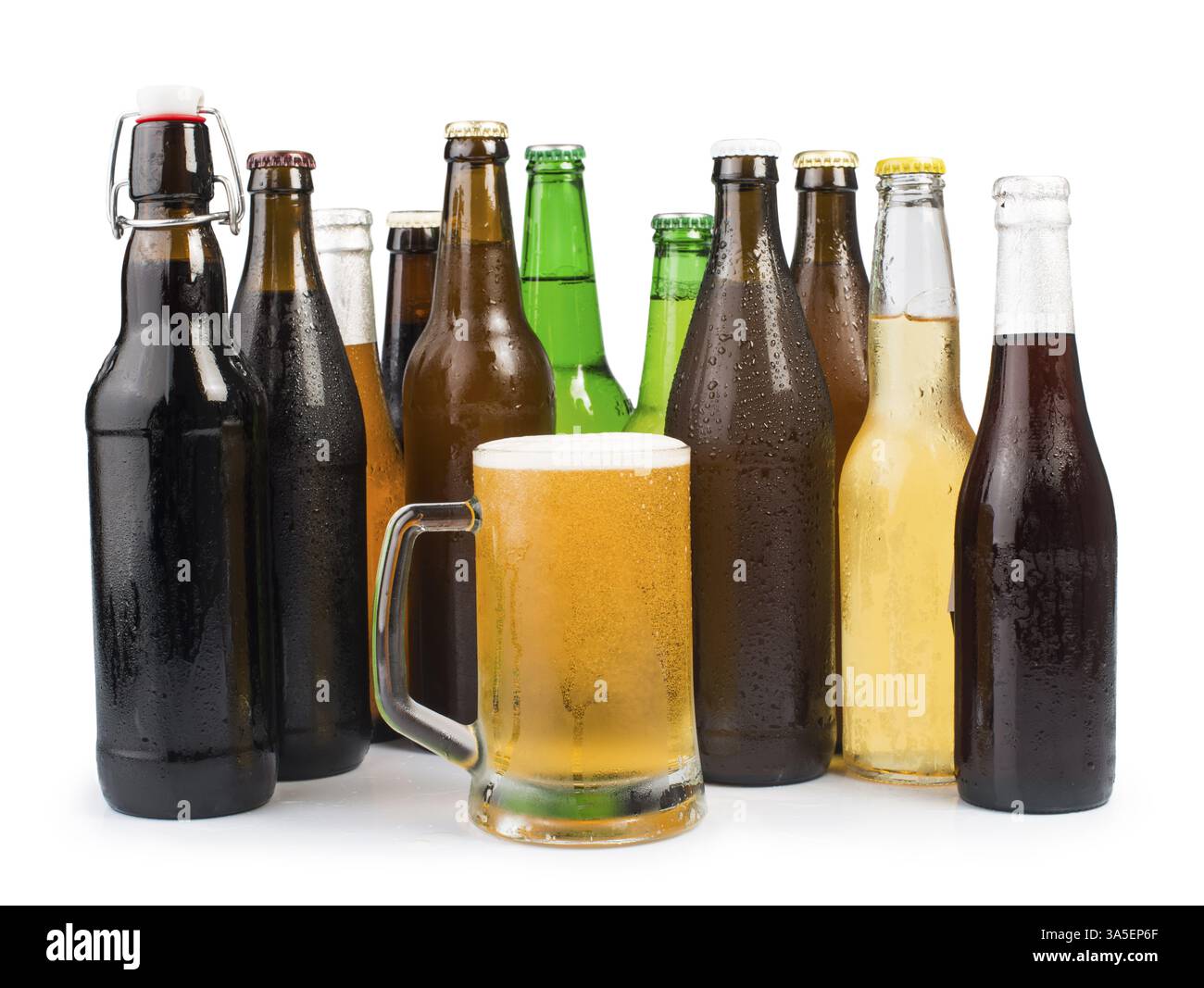 Bottiglie di birra e tazza di birra. Foto in studio isolata bianca Foto Stock