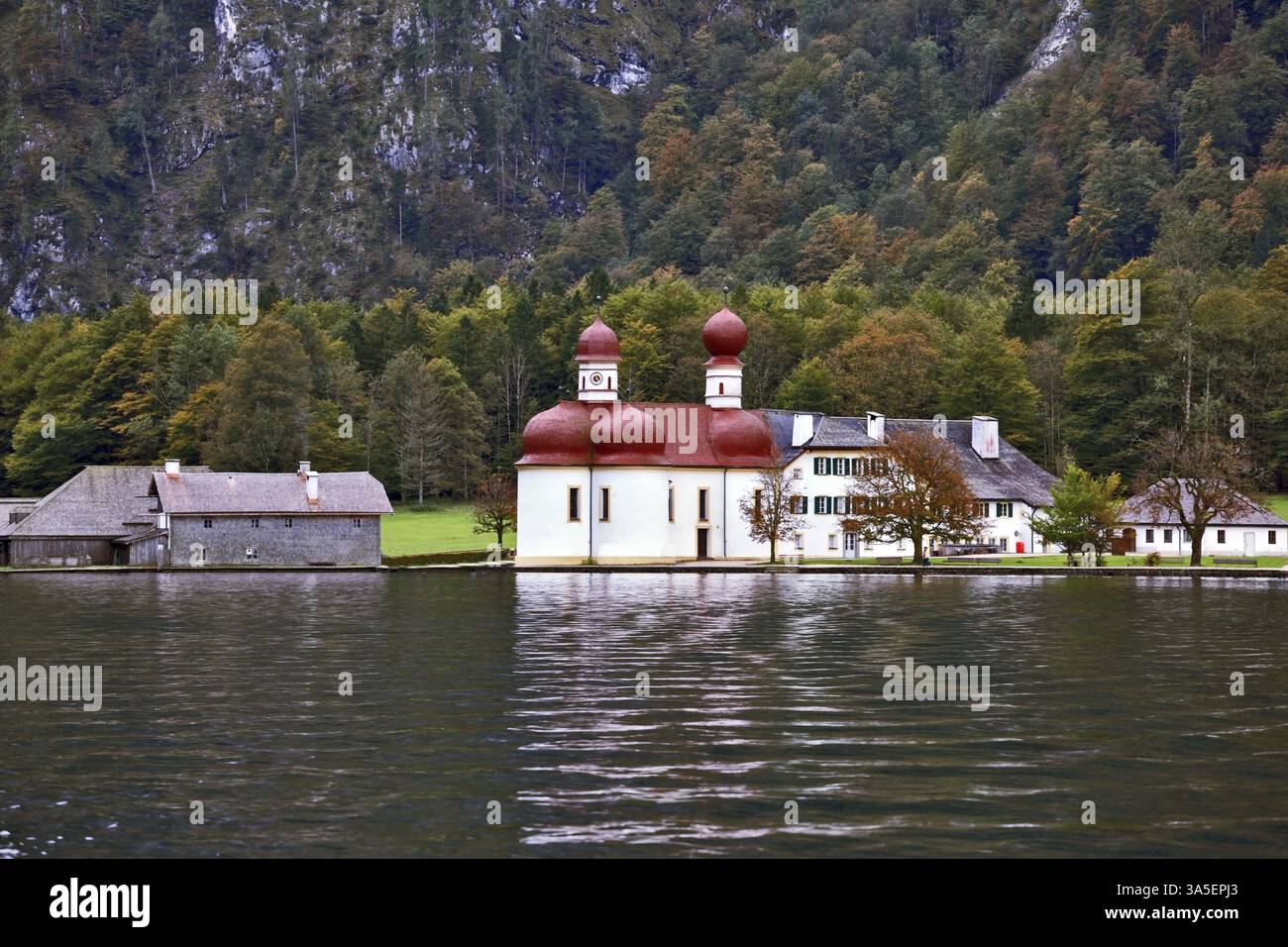 Famosa chiesa St. Barths con cupole rosse sulla riva di Koenigssee Foto Stock