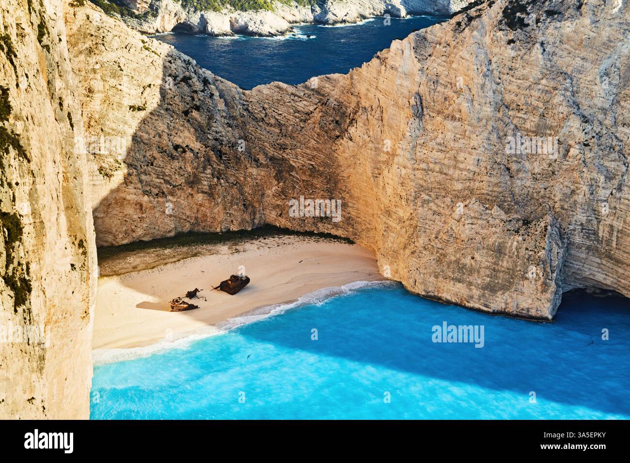 Navagio Beach o Shipwreck Beach è uno splendido punto di riferimento naturale situato sulla costa nord-occidentale dell'isola di Zante nel Mar Ionio in Grecia Foto Stock