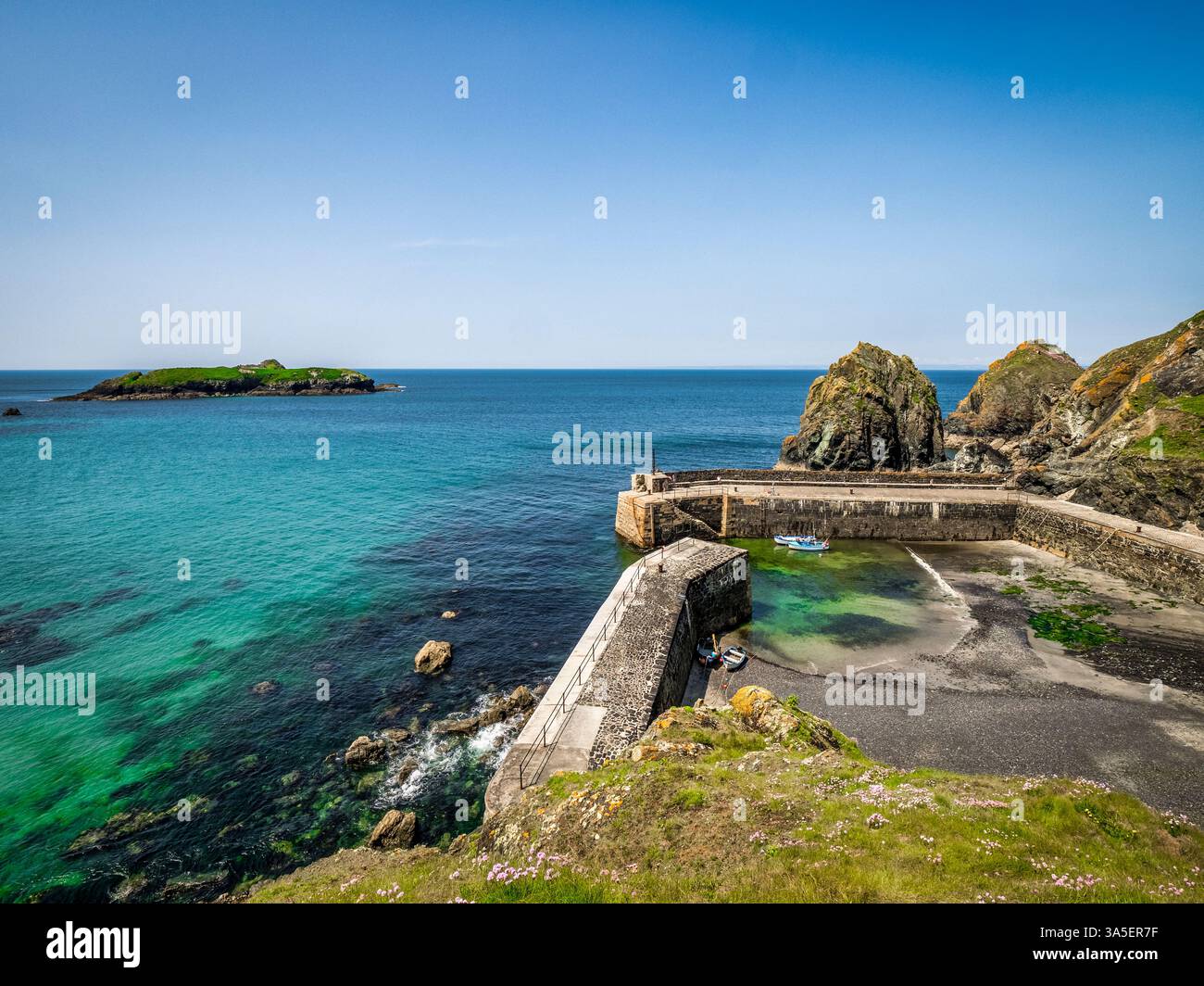 22 maggio 2023: Mullion Cove, Cornovaglia, Regno Unito - il porto di Mullion Cove, un piccolo porto di pescatori sull'aspra penisola di Lizard. Foto Stock