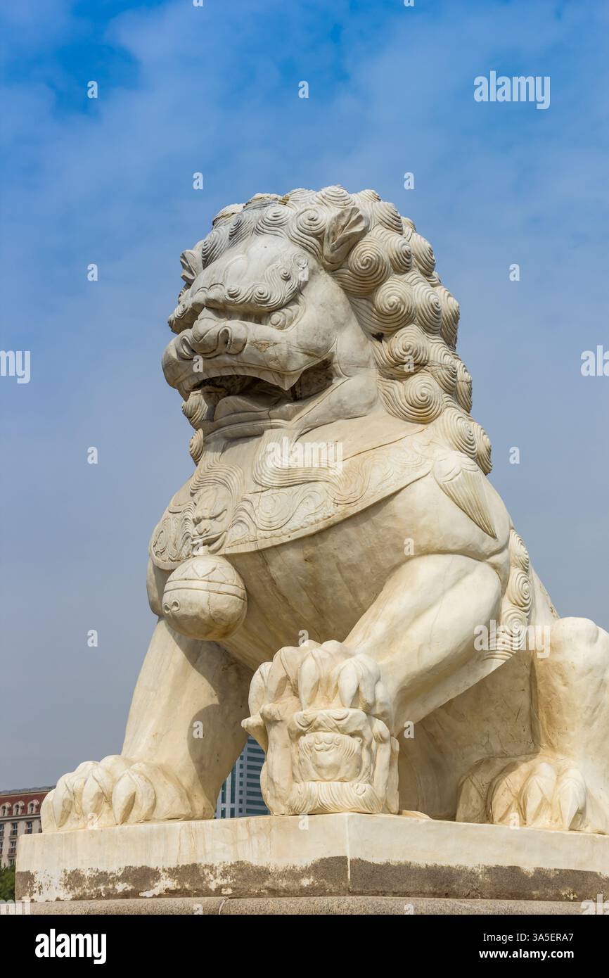 Leone di marmo sul ponte Shizilin a Tianjin, Cina Foto Stock