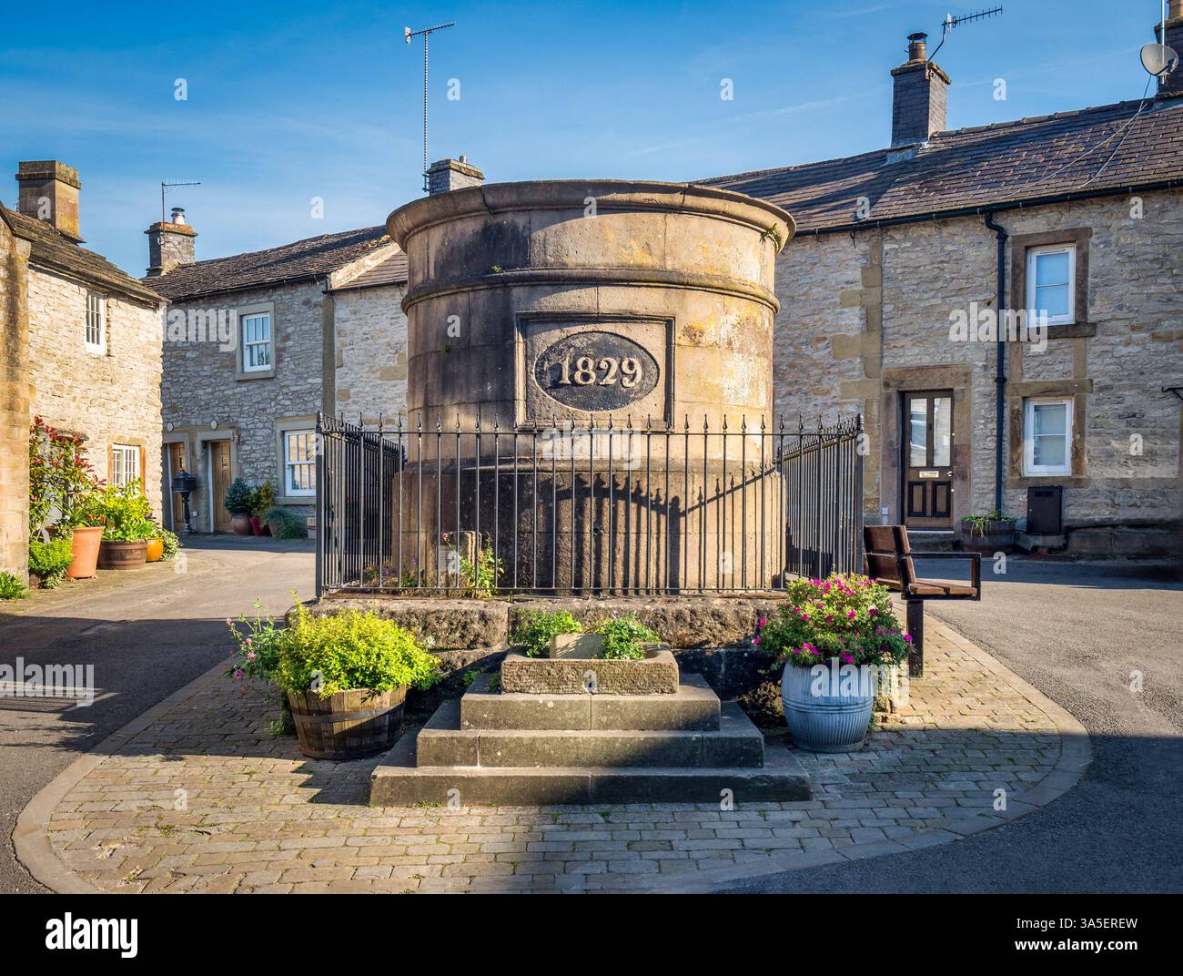 Conduit Head, una ex cisterna di approvvigionamento idrico nel villaggio di Youlgreave nel Peak District, Derbyshire. Foto Stock