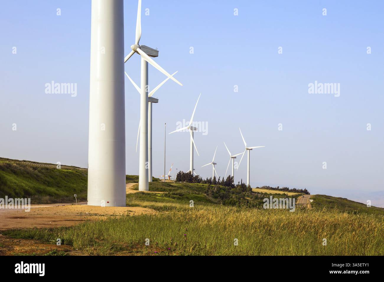 Generatore eolico - parco eolico sul Monte Gilboa. Israele. Apparecchiature moderne per la generazione di energia elettrica. Il concetto di ecocompatibilità, enviro Foto Stock