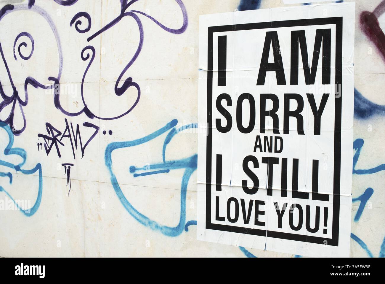 Poster di testo incollato alla parete. Mi dispiace e ti amo Foto Stock