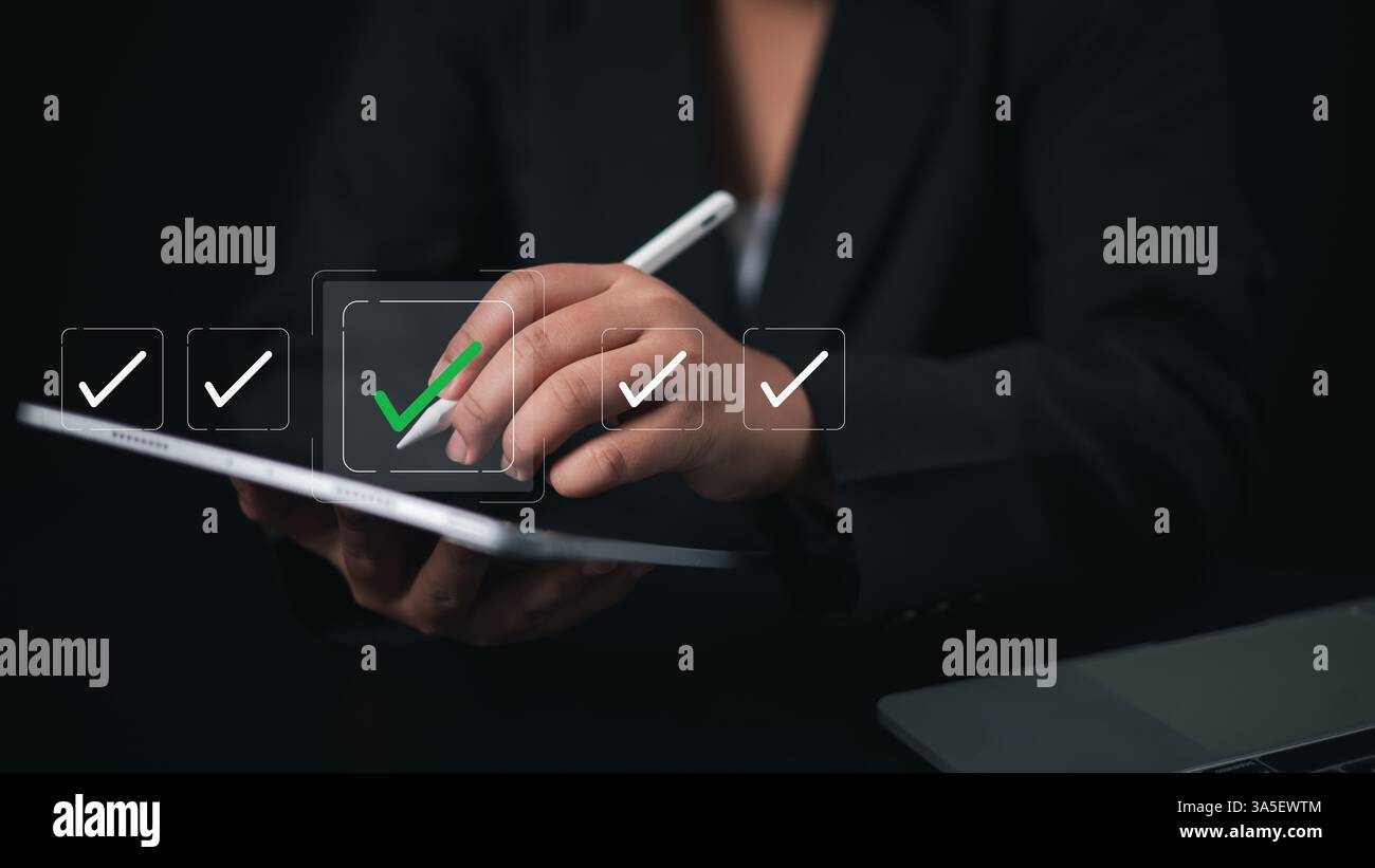 Verifica online del concetto aziendale, della lista di controllo e della compilazione del modulo di sondaggio conformità con le normative sui servizi finanziari dell'organizzazione interna, esame per Foto Stock