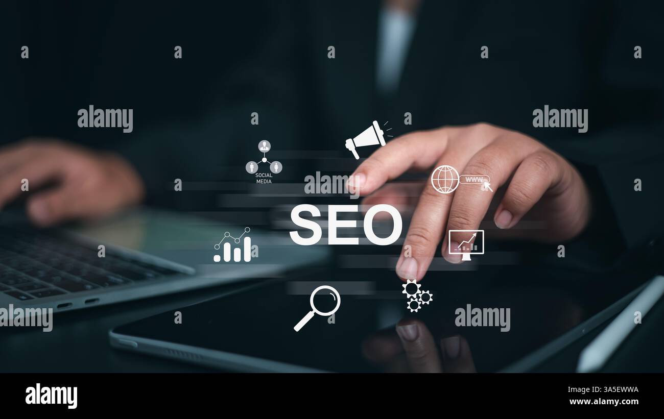 Uomo d'affari che utilizza un computer per l'analisi, ottimizzazione dei motori di ricerca SEO marketing classifica traffico sito web Internet business Technology concept, SEO Foto Stock