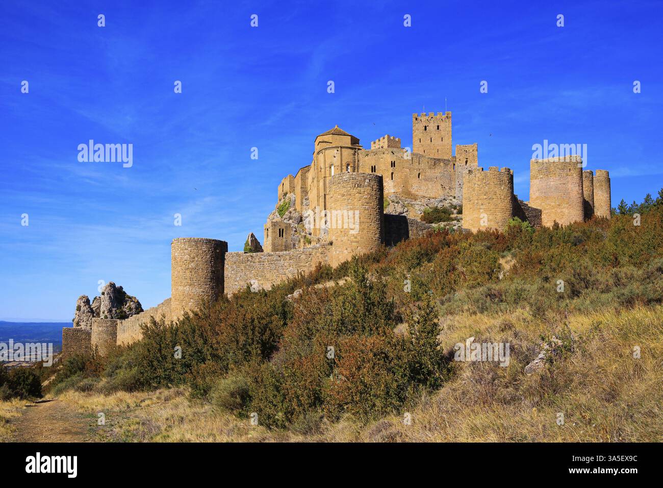 Alba. Il castello di Loarre è una fortezza spagnola nella provincia dell'Aragona. Viaggio autunnale in Spagna. La struttura difensiva spagnola fu costruita mille anni fa Foto Stock