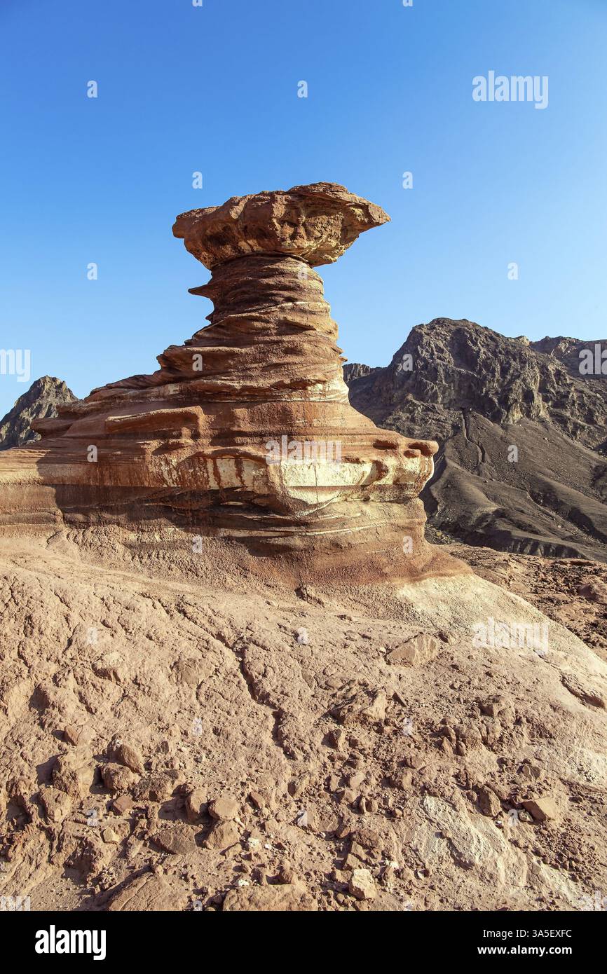 Montagne Eilat. Formazioni paesaggistiche multicolore. Forme bizzarre di arenaria intemperiata nelle montagne di Eilat. Le rocce sono composte da sandston Foto Stock