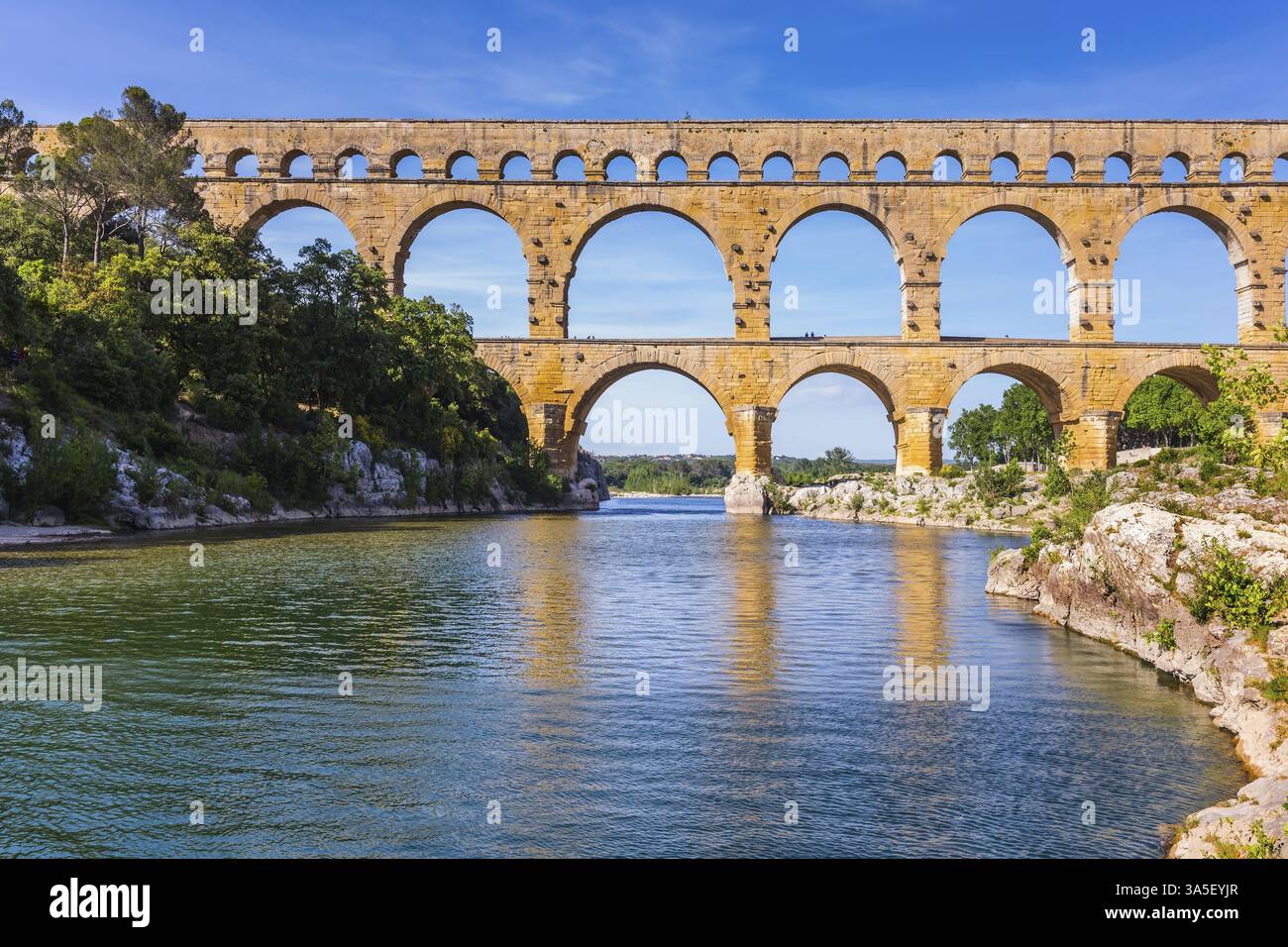 Acquedotto a tre piani di Pont du Gard - il più alto d'Europa. Il ponte fu costruito all'epoca dell'Impero Romano sul fiume Gardon. Provenza, sole primaverile Foto Stock