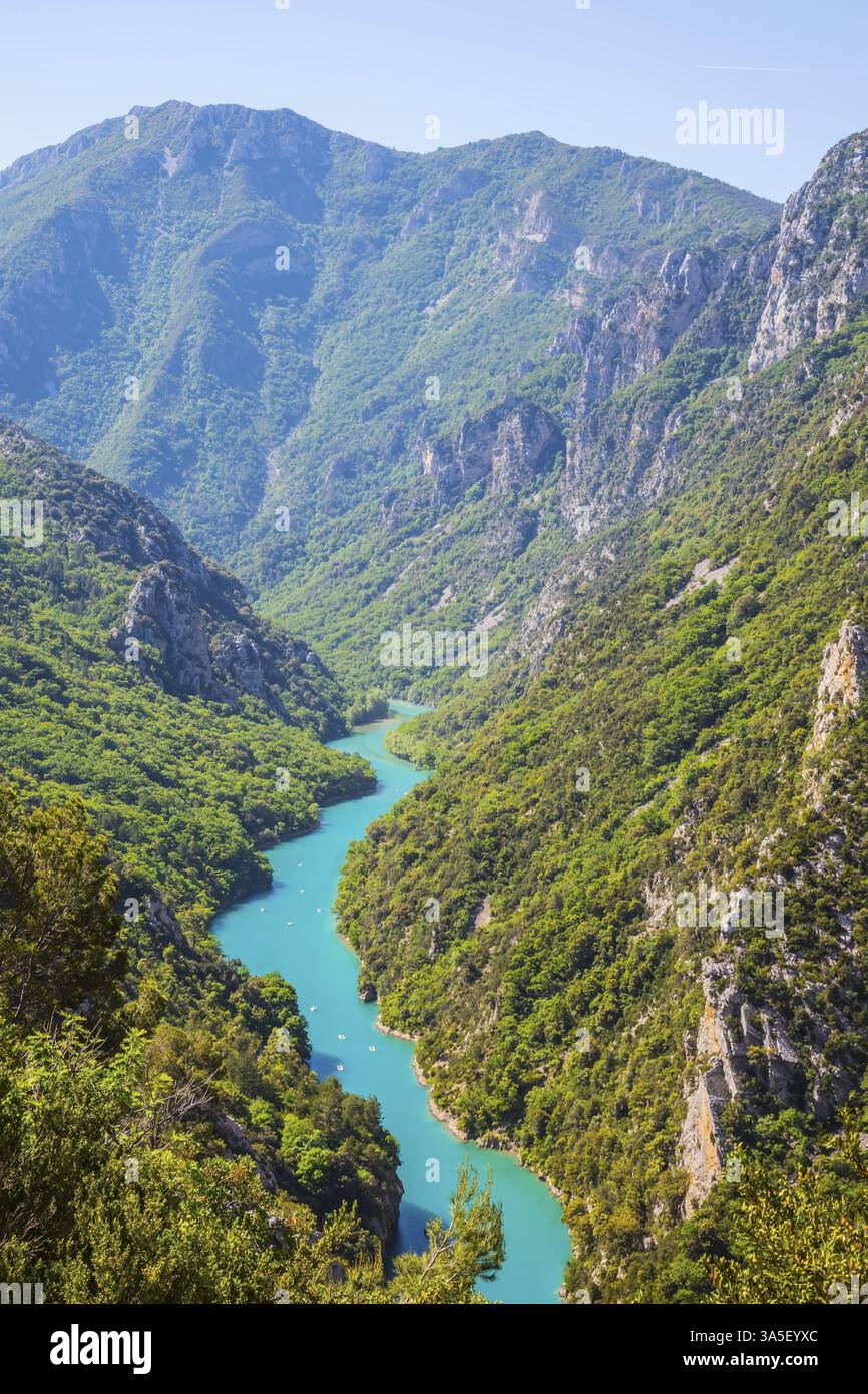 Canyon di Verdon, Provenza, Francia. L'acqua di smeraldo del fiume scorre sul fondo della gola Foto Stock