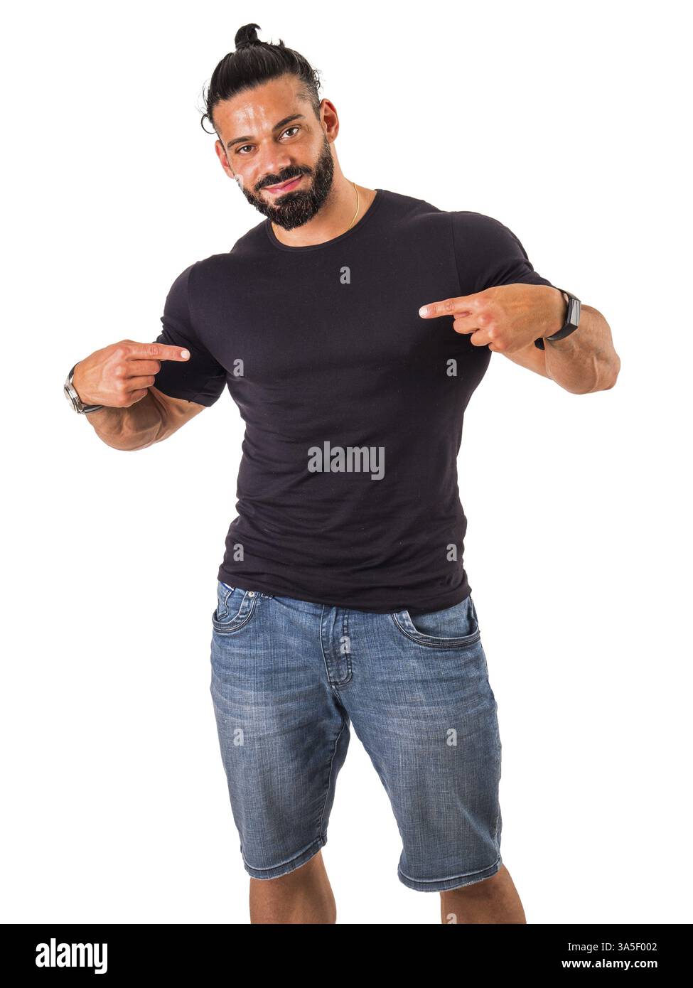 Bell'uomo muscoloso che mostra e indica una maglietta vuota come se mostrasse qualcosa stampato su di essa, guardando la macchina fotografica, isolata su bianco Foto Stock