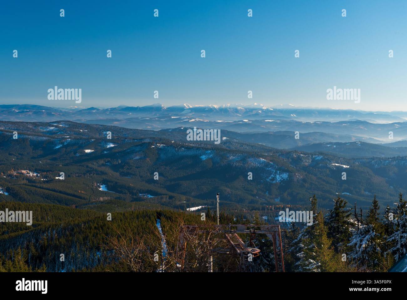 Splendida vista di Mala Fatra e di molte altre colline dalla collina di Lysa Hora nelle montagne di Moravskoslezske Beskydy nella repubblica Ceca durante il pomeriggio d Foto Stock