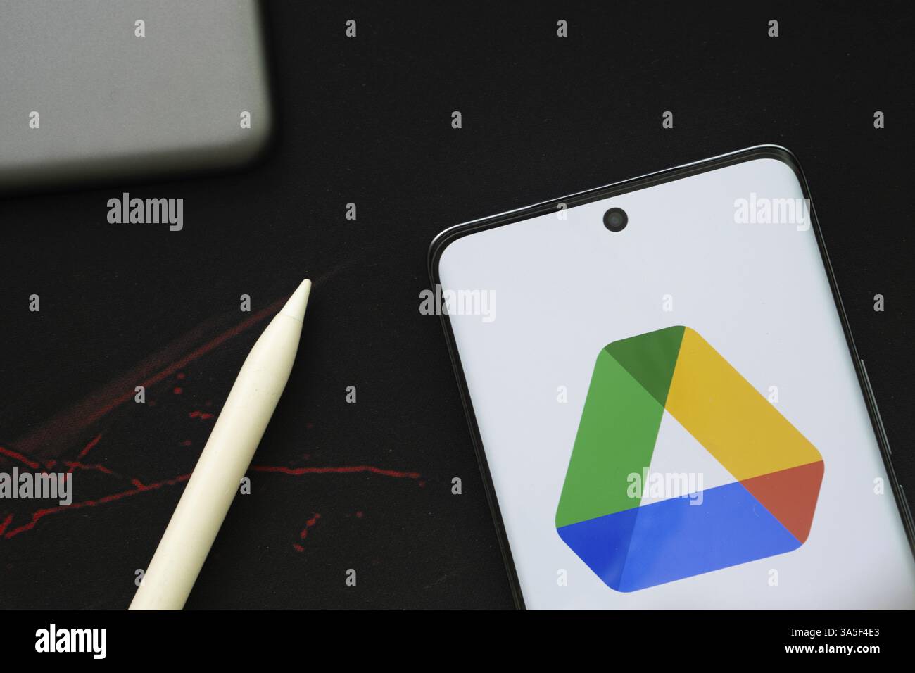 Il logo dell'unità Google viene visualizzato sullo schermo di uno smartphone Foto Stock