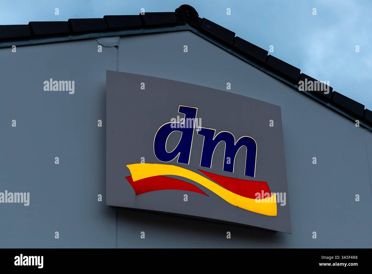 Logo DM drogerie sul negozio Prüm. DM è una catena di negozi al dettaglio, che offre cosmetici, articoli sanitari, prodotti per la casa e alimenti e bevande per la salute Foto Stock