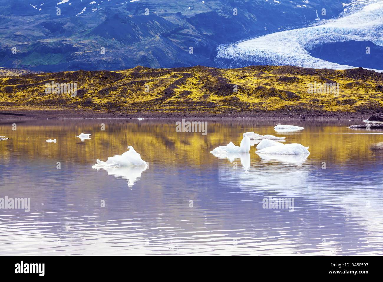 Il pittoresco lago freddo con giunture di ghiaccio formate dalla neve scongelata del grande ghiacciaio Vatnajokull. Estate in Islanda. Il concetto di estremo no Foto Stock