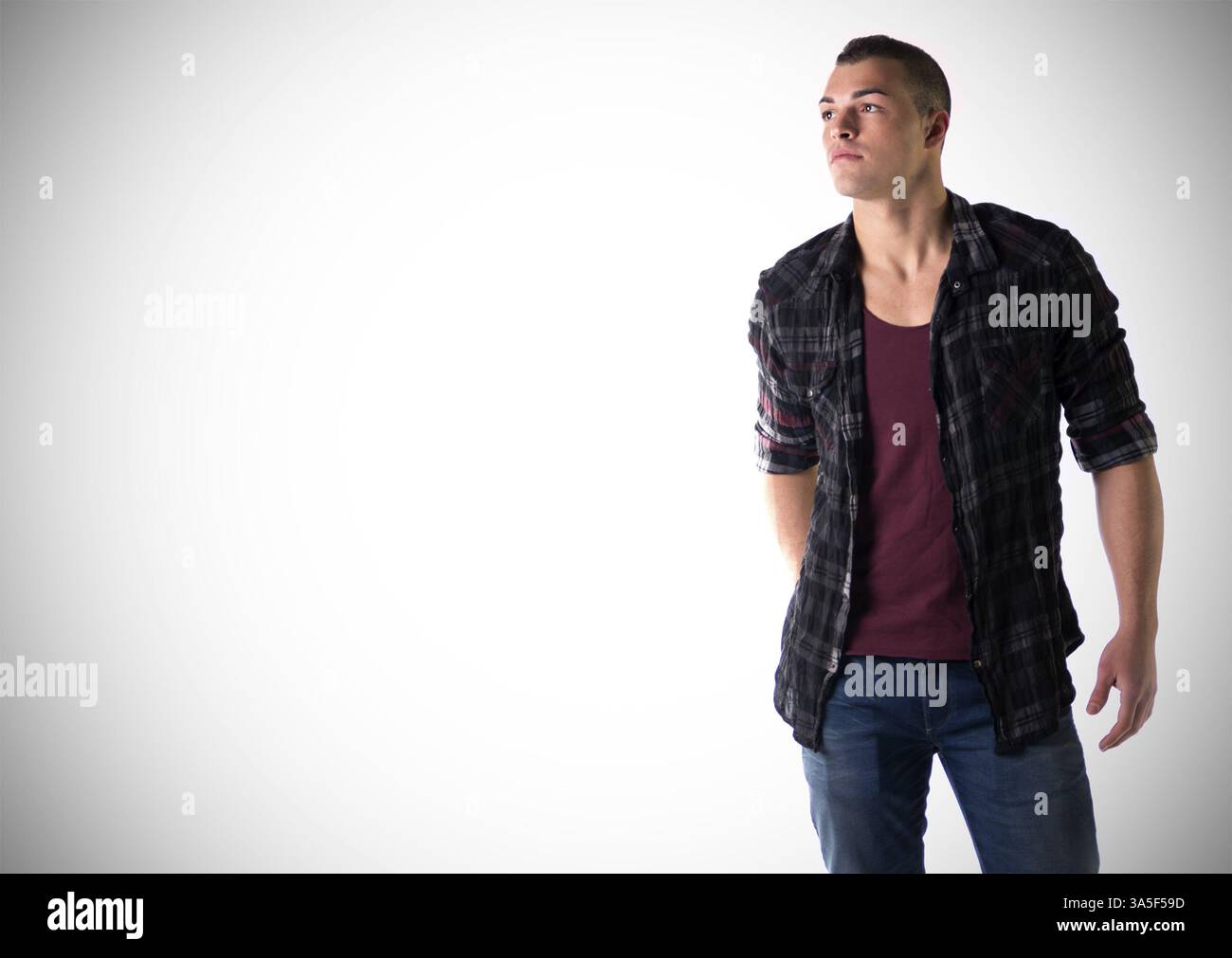 Bel giovane con t-shirt e camicia a scacchi, ampio spazio imbottito Foto Stock
