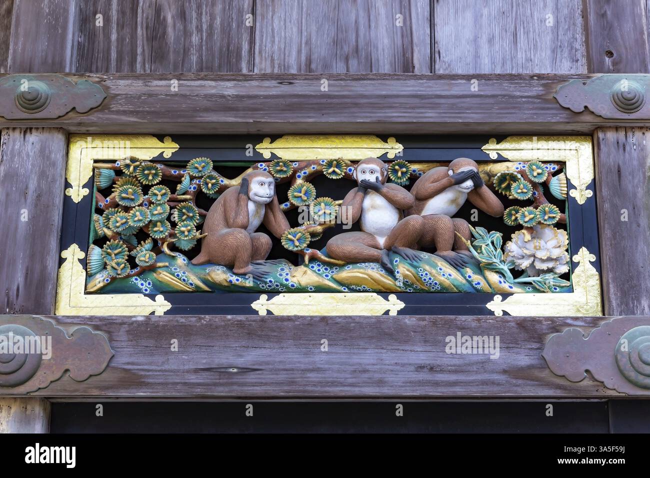 Le famose tre sagge scimmie nella sacra stalla. Il tempio e il santuario di Nikko Tosho-GU è dedicato allo shogun e comandante Tokugawa Ieyasu. Foto Stock
