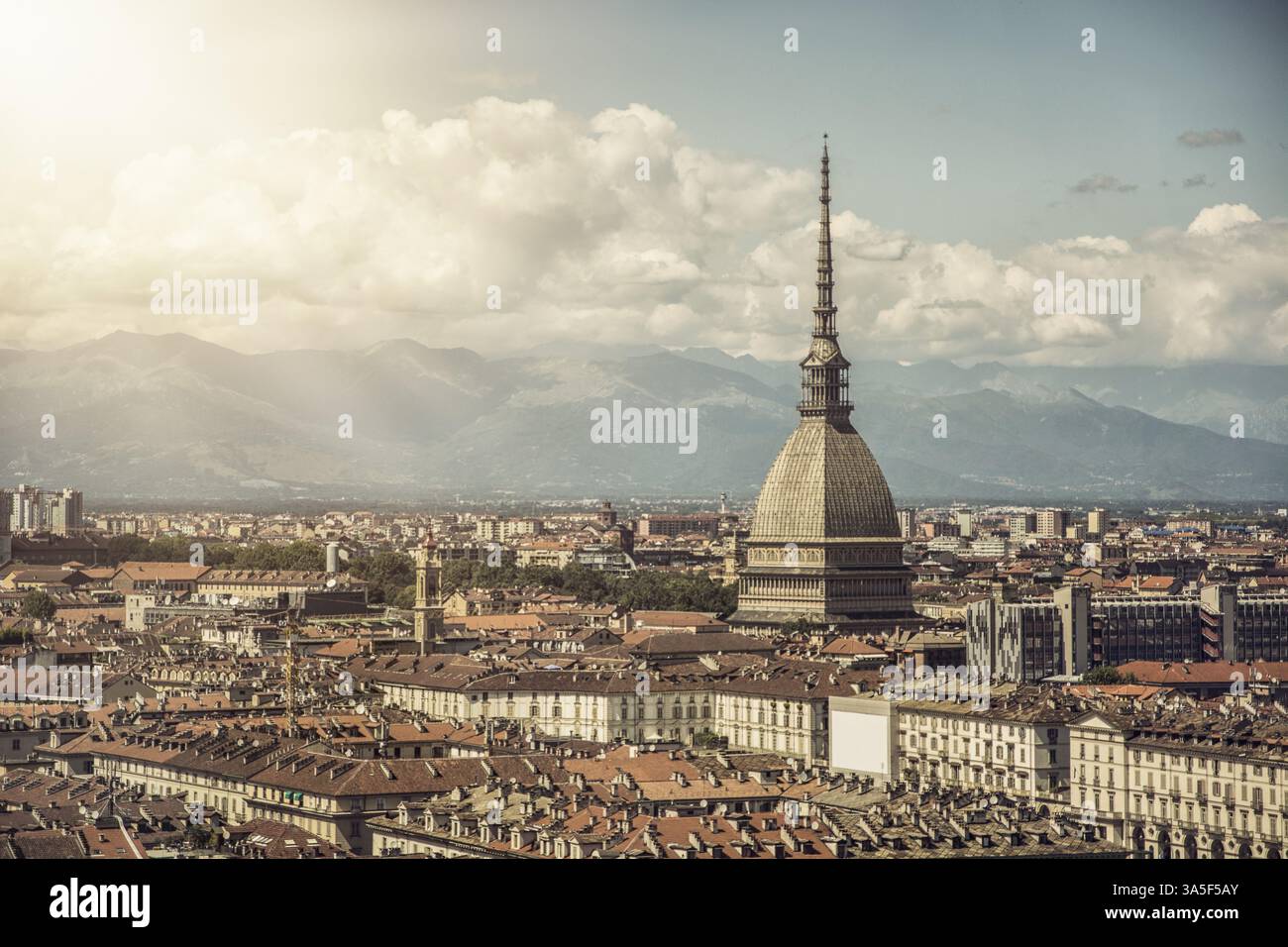 Vista panoramica del centro di Torino in Italia, in una giornata di sole, con la Mole Antonelliana e le Alpi in background Foto Stock