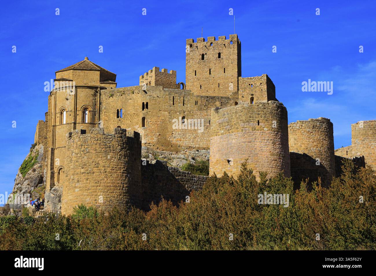 Il castello di Loarre è una fortezza spagnola nella provincia dell'Aragona. Viaggio autunnale in Spagna. La struttura difensiva spagnola è stata costruita mille anni fa. S Foto Stock