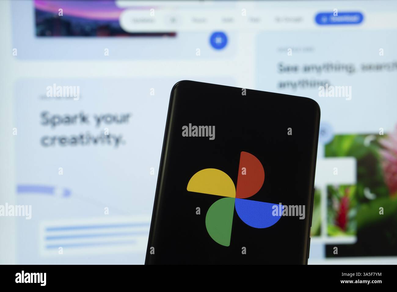 Il logo di google foto viene visualizzato sullo schermo di uno smartphone e il sito Web google foto è visibile sullo schermo di un computer sullo sfondo Foto Stock