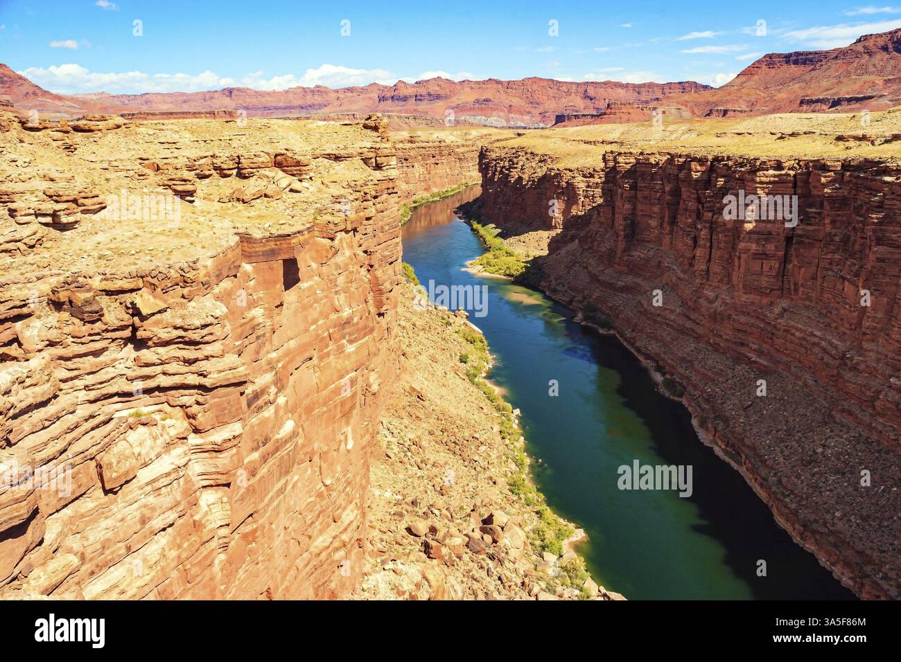 Stati Uniti d'America. Profondo e stretto canyon del fiume Colorado. Il canyon multicolore di arenarie rosse Navajo. L'acqua del Colorado Ri Foto Stock