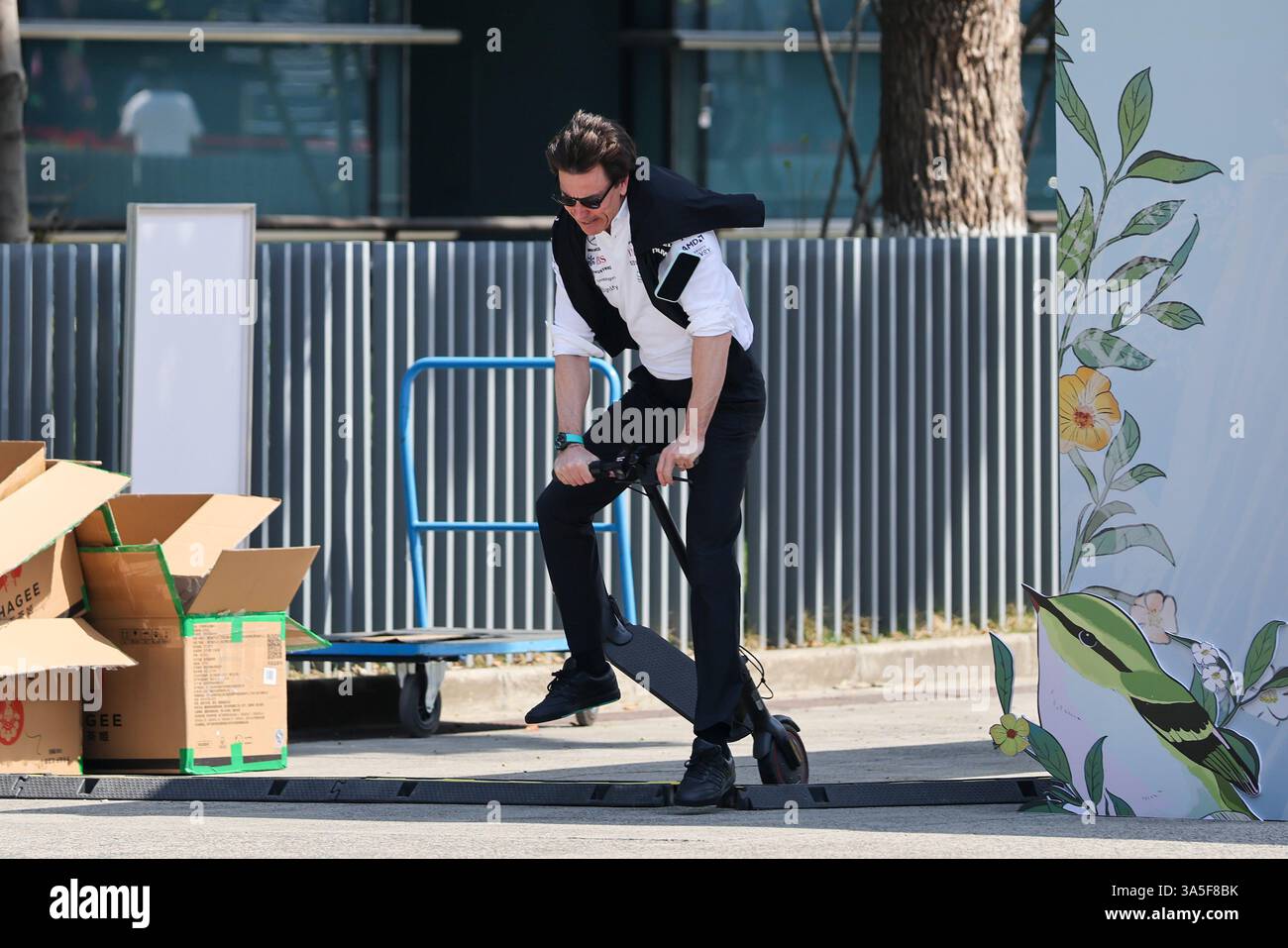 TOTO WOLFF (AUT) di Mercedes che cade dal suo scooter nel paddock con il suo telefono che cade durante la GIORNATA DI GARA DI FORMULA 1 HEINEKEN CHINESE GRAND PRIX 2025 al circuito internazionale Audi di Shanghai, Shanghai, Cina il 23 marzo 2025 credito: /Every Second Media Foto Stock