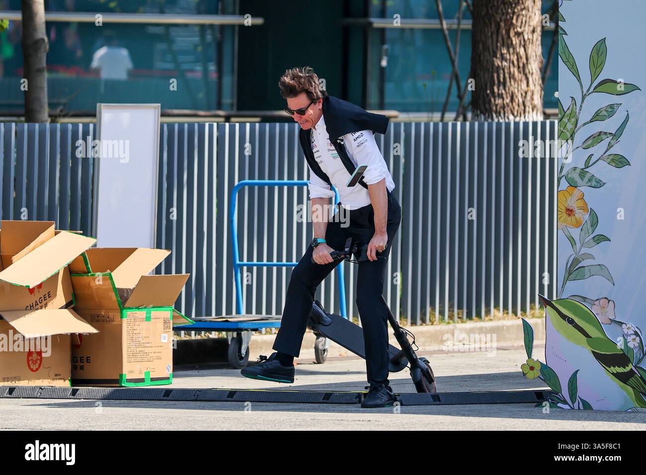 TOTO WOLFF (AUT) di Mercedes che cade dal suo scooter nel paddock con il suo telefono che cade durante la GIORNATA DI GARA DI FORMULA 1 HEINEKEN CHINESE GRAND PRIX 2025 al circuito internazionale Audi di Shanghai, Shanghai, Cina il 23 marzo 2025 credito: /Every Second Media Foto Stock