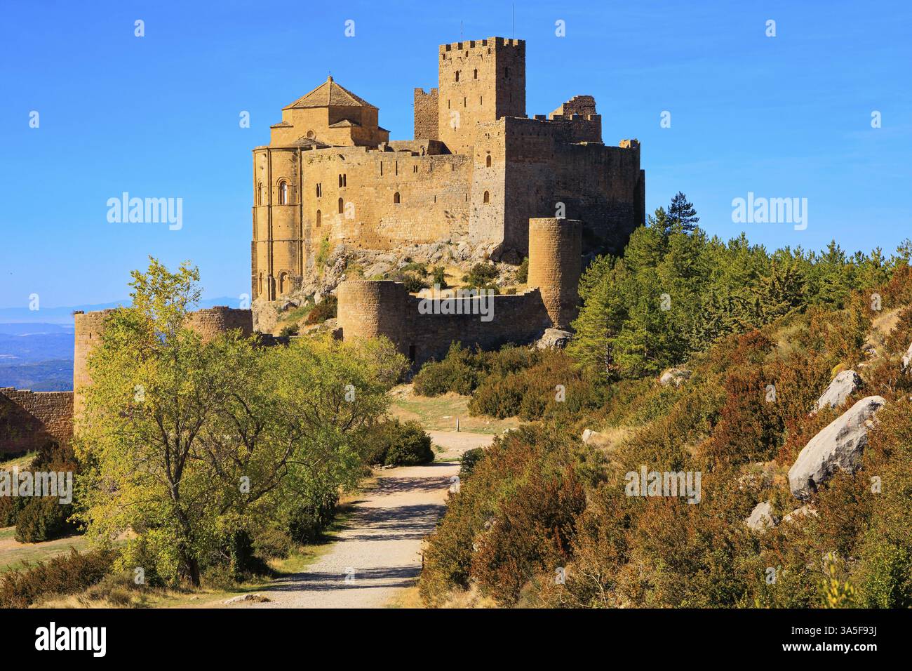 Fortezza spagnola - castello di Loarre. Alba. La struttura difensiva spagnola è stata costruita mille anni fa. Il sole del mattino. Viaggio autunnale in Spagna, Arag Foto Stock