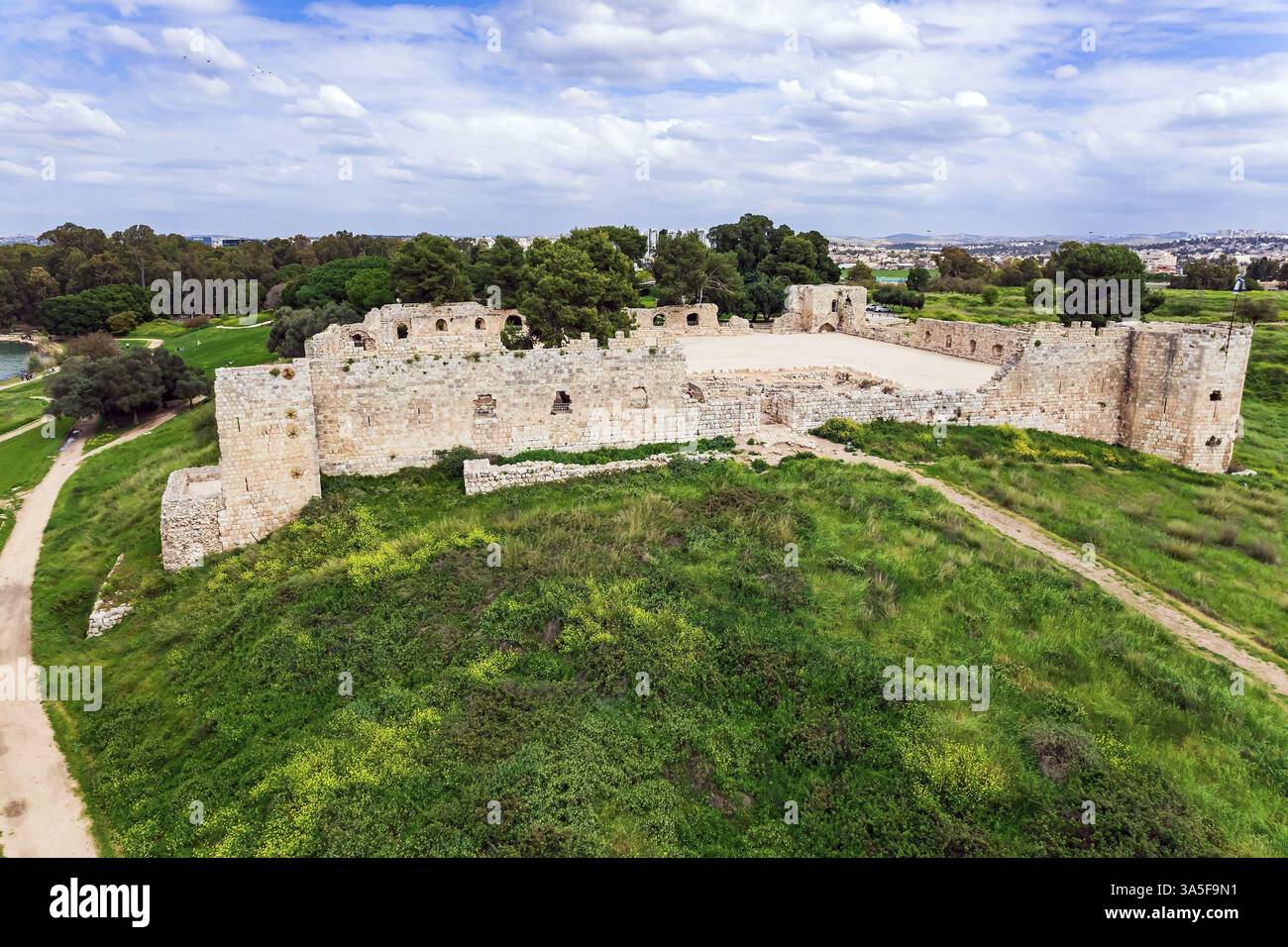 Primavera in Israele. Le colline di Yarkon Park. I resti delle mura della fortezza di Tel Afek che esisteva duemila anni fa. Riprese con drone Foto Stock