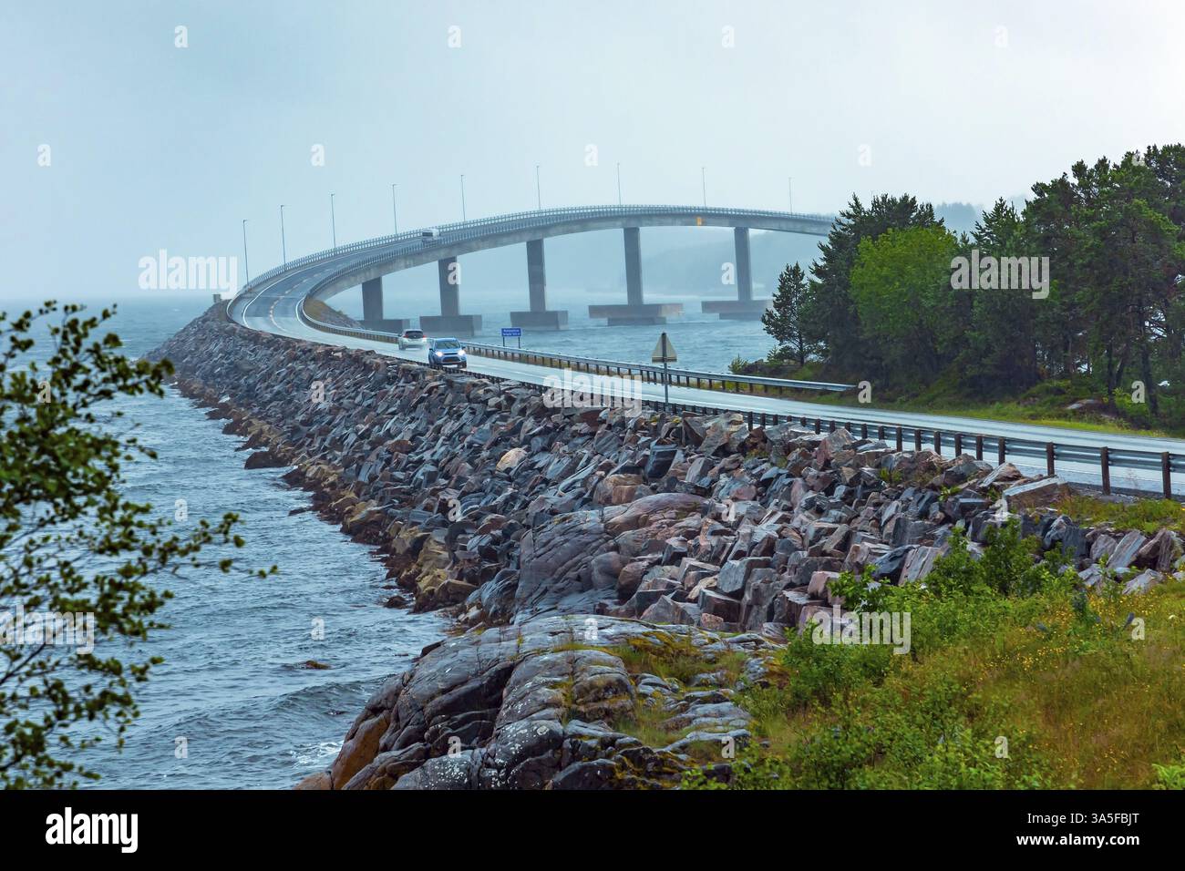 Atlantic Road: La strada più bella del mondo. Il palazzo del secolo della Norvegia 2005 . Freddo e tempestoso giorno di luglio. Piove sopra il famoso ponte Foto Stock
