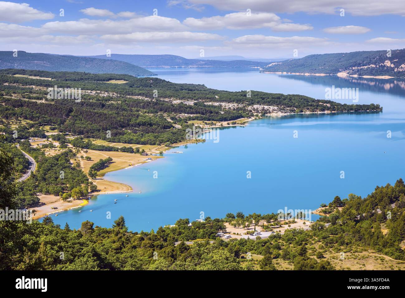 Magnifico lago con acqua color smeraldo. Canyon di Verdon, Provenza - primavera Foto Stock