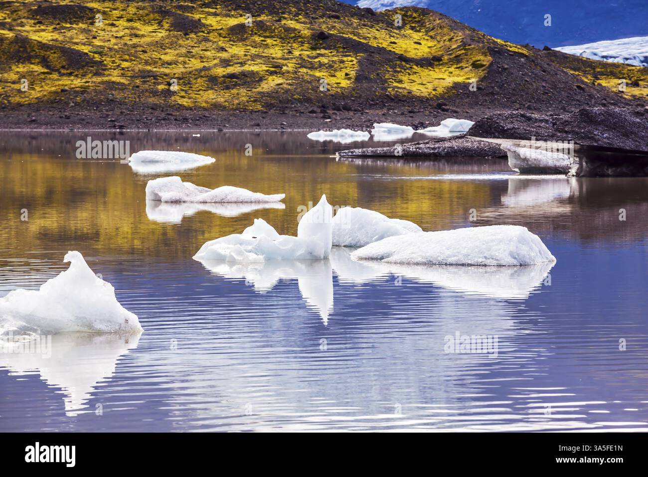 Estate in Islanda. Il freddo lago con giunture di ghiacci formati dalla neve scongelata del ghiacciaio Vatnajokull. Il concetto di turismo estremo del nord Foto Stock