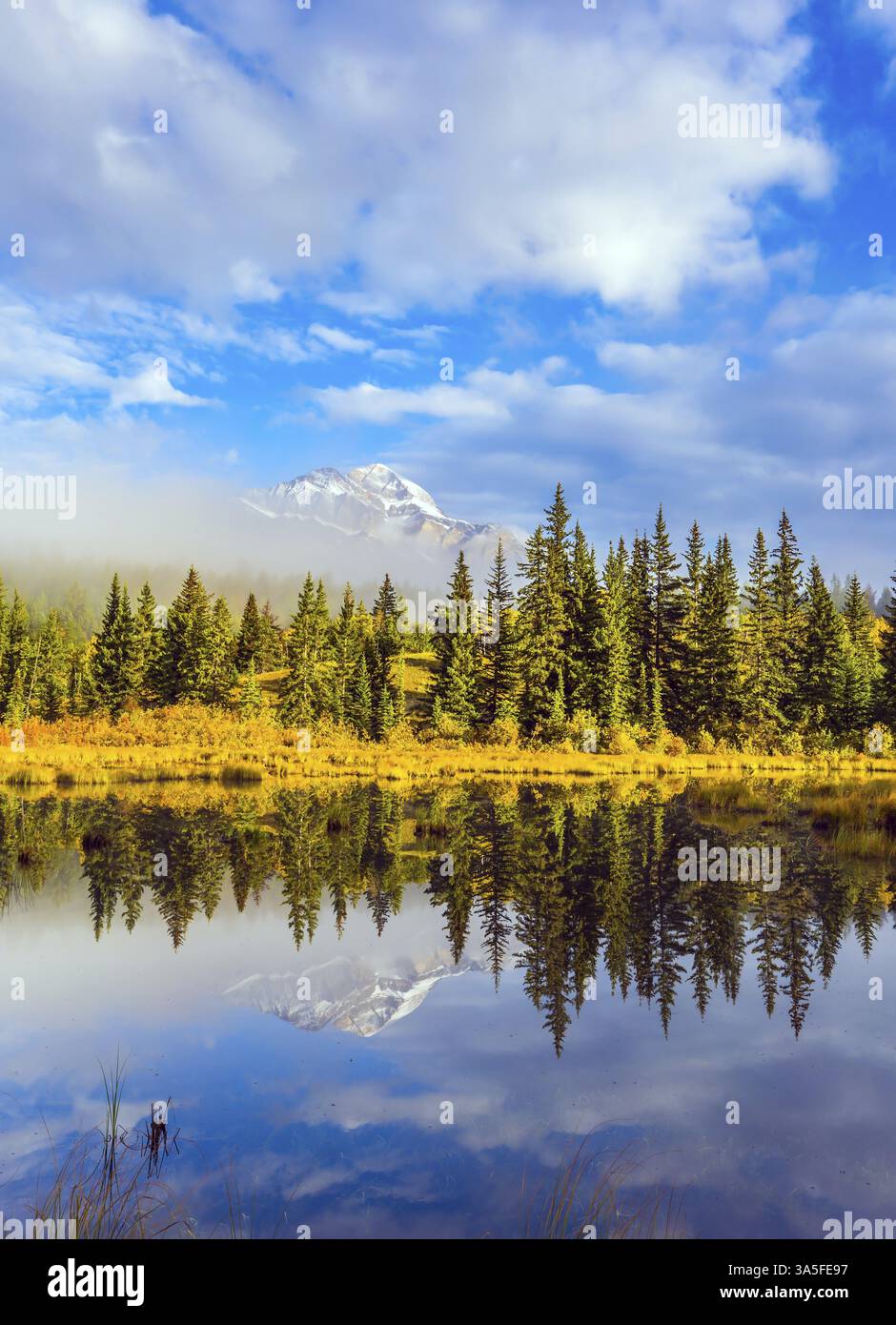 Il lago Patricia riflette la vetta della montagna Pyramid. Estate indiana. Il concetto di estremo ed ecoturismo Foto Stock