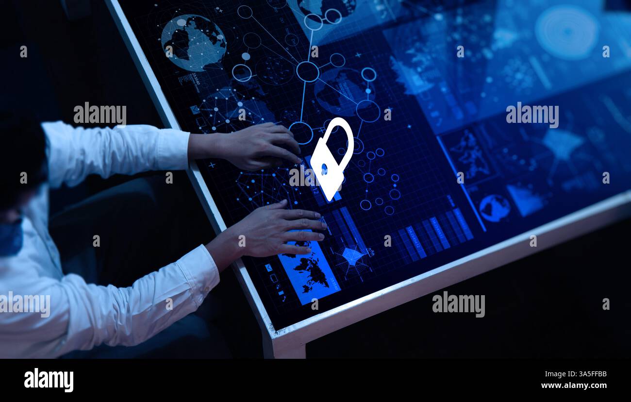 Un uomo d'affari lavora con un notebook. Tastiera a mani libere. Concetto tecnologico di sicurezza informatica mostrato sullo schermo. Blocco, il grafico del codice mostra la protezione. Persona mana Foto Stock