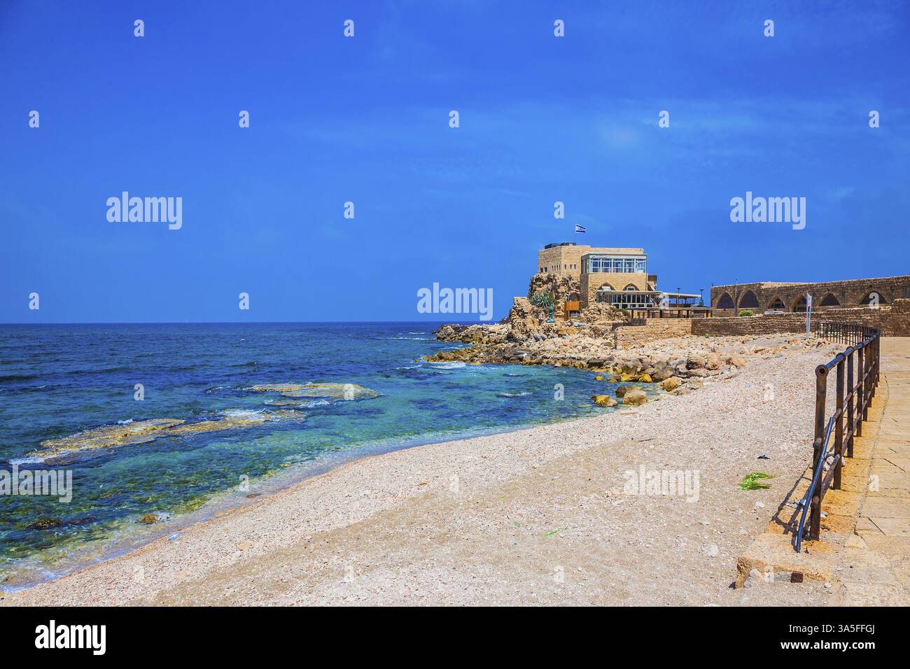 Il castello restaurato sul mare. Parco nazionale Caesarea sul Mediterraneo. Israele Foto Stock