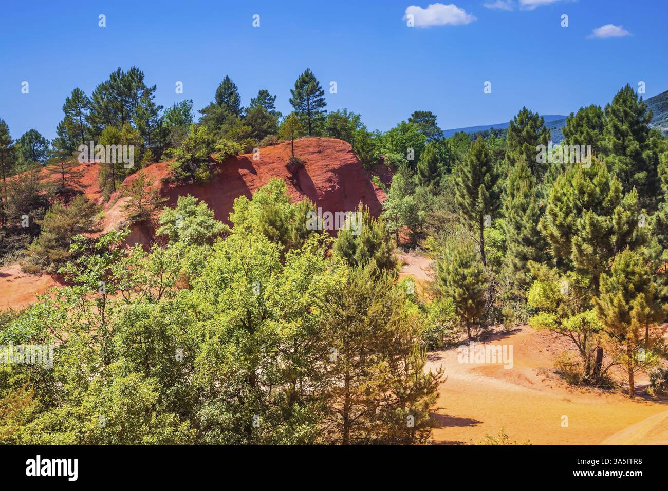Pittoresche colline color rosso arancio di tintura naturale - ocra. Il sud della Francia, Linguadoca - Rossiglione Foto Stock