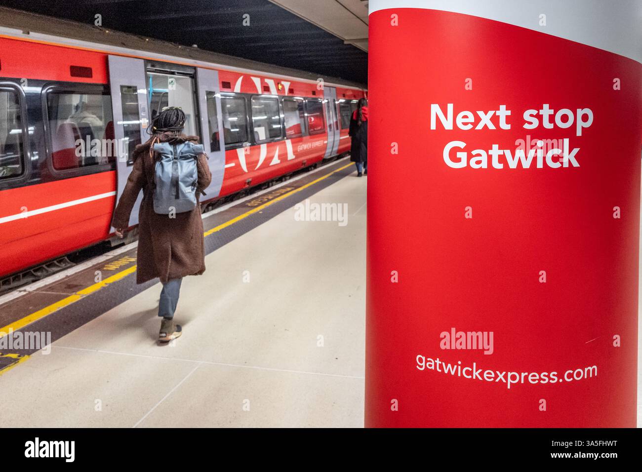 Londra, 22 marzo 2025: Il Gatwick Express alla London Victoria Station Foto Stock